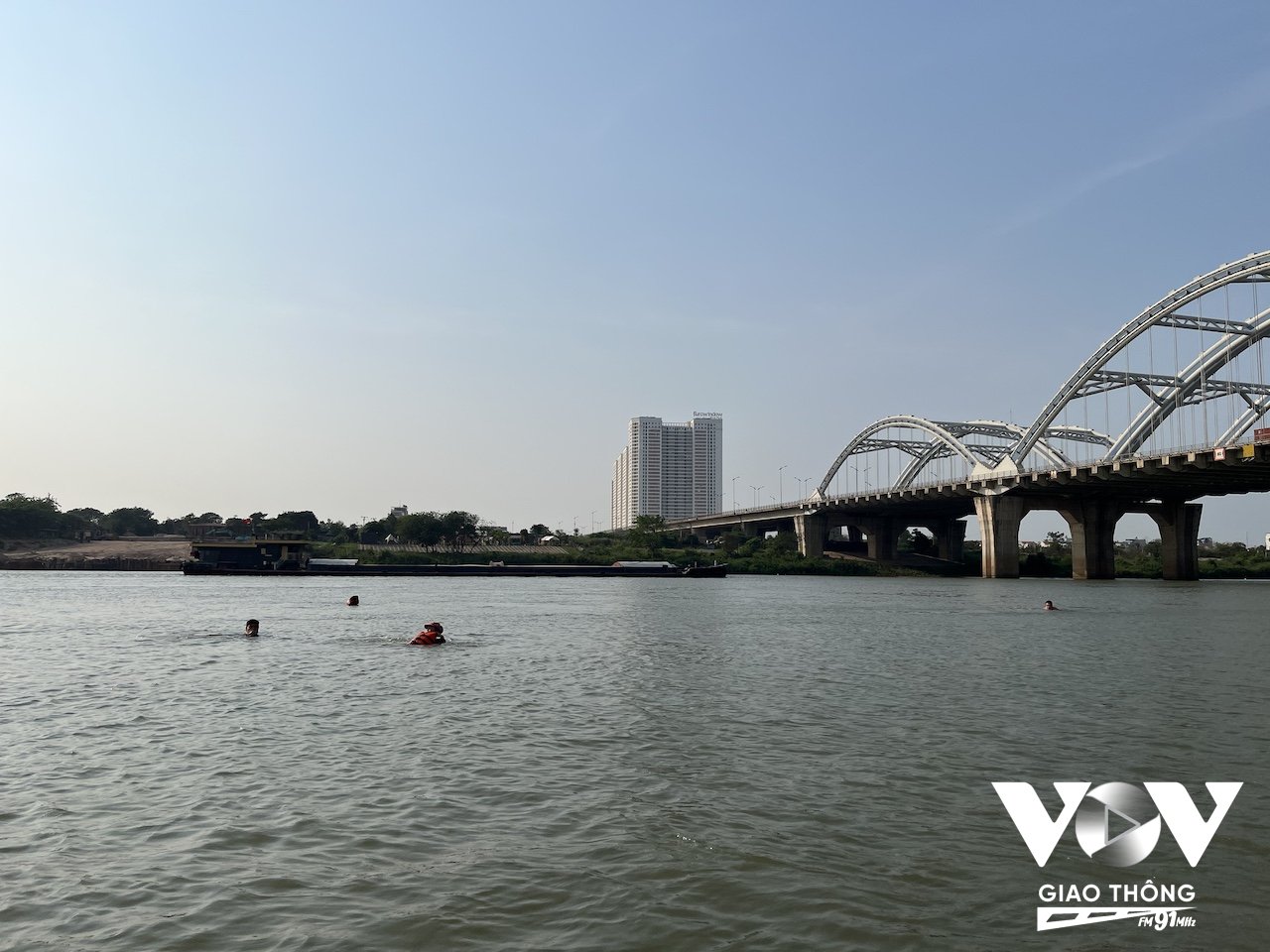 Tuy nhiên, việc bơi trên sông cũng tiềm ẩn nhiều nguy cơ, đặc biệt đối với những người thiếu kinh nghiệm. Việc không nhận thức được những vùng nước xoáy, nước ngầm chảy siết, tàu thuyền qua lại... sẽ là những mối nguy hiểm hiện hữu với những người yêu thích môn bơi lội trên sông