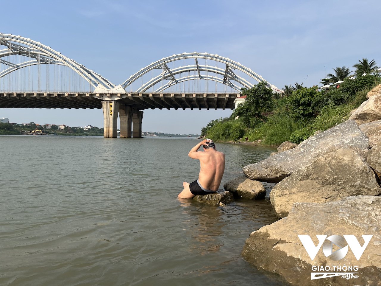 Anh Hà, ở Hoàng Mai, Hà Nội, một người thường xuyên bơi đường dài trên sông Hồng cho biết, dù là người giỏi bơi lội hay mới tập bơi, khi bơi sông nguyên tắc đầu tiên là phải có phao đeo cạnh người để đảm bảo an toàn, phòng trường hợp đuối sức, chuột rút... Anh cũng khuyến cáo những người mới tập bơi, không quen bơi ngoài thiên nhiên nên hạn chế việc này, hoặc phải có người có kinh nghiệm bơi kèm