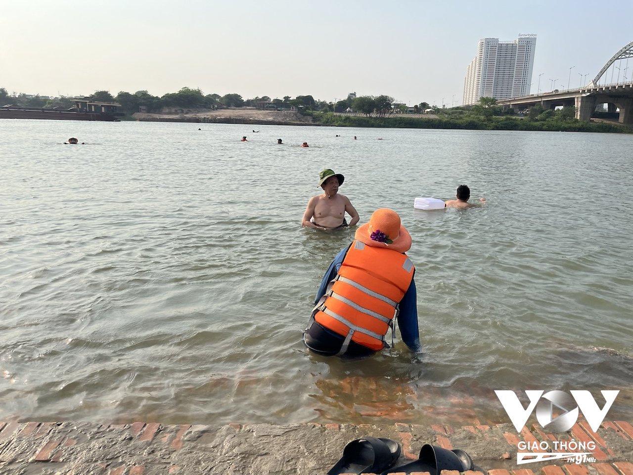 Một cụ bà cho biết, mặc dù chính quyền địa phương không cho phép nhưng mọi người vẫn rủ nhau ra đây tắm sông hằng ngày. Tuy nhiên, tất cả mọi người đều phải tuân thủ những quy định an toàn do chính họ đặt ra, như phải mặc áo phao, đeo phao mới được phép xuống sông bơi lội