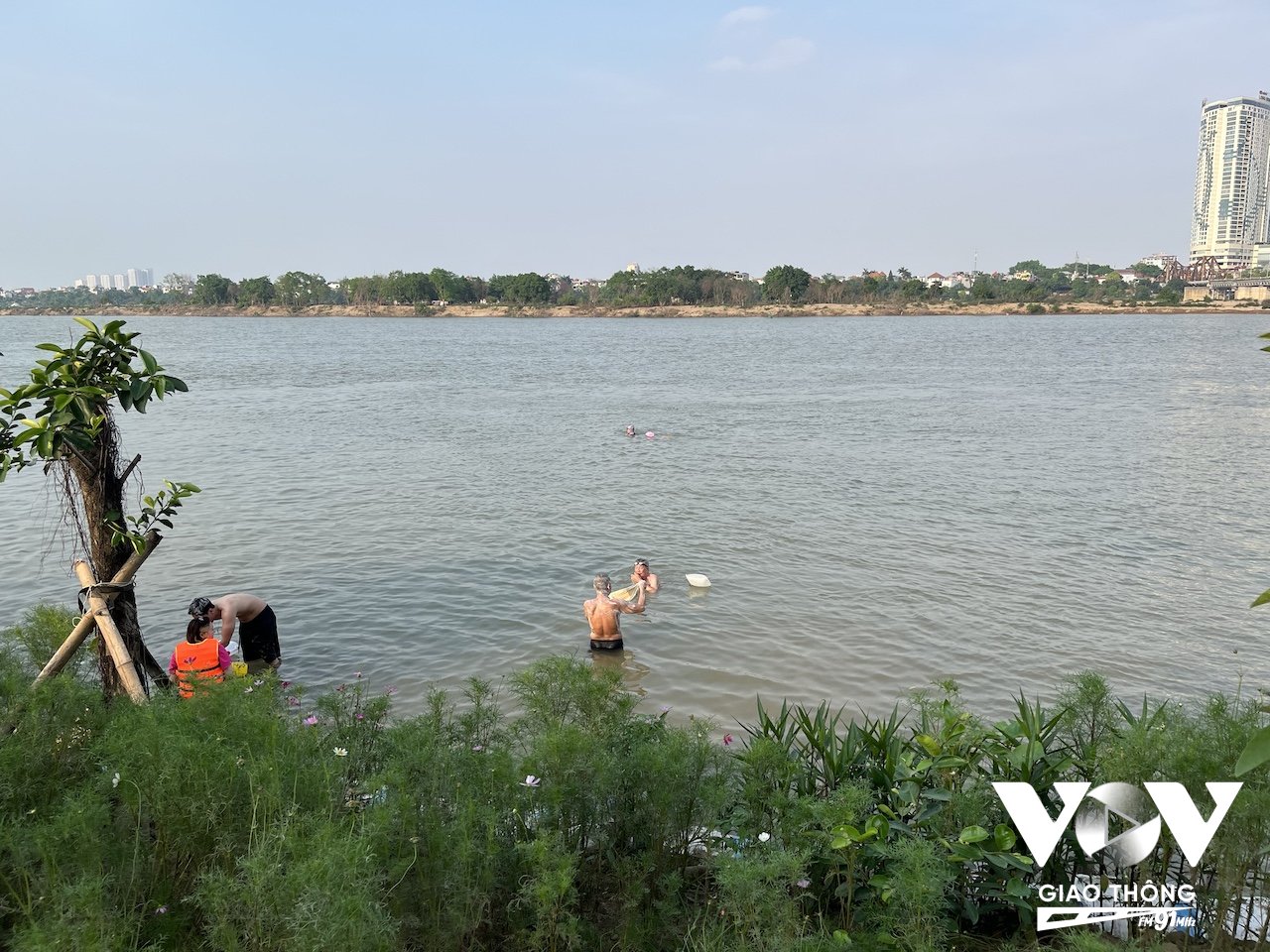Một bãi tắm dưới chân cầu Long Biên. Đây là một trong những bãi tắm lâu năm nhất ở nội thành Hà Nội. Hiện nay, nơi này đã trở thành một câu lạc bộ thể thao thu hút rất đông thành viên đến tập luyện, từ đu xà, tập tạ, tới bơi lội..