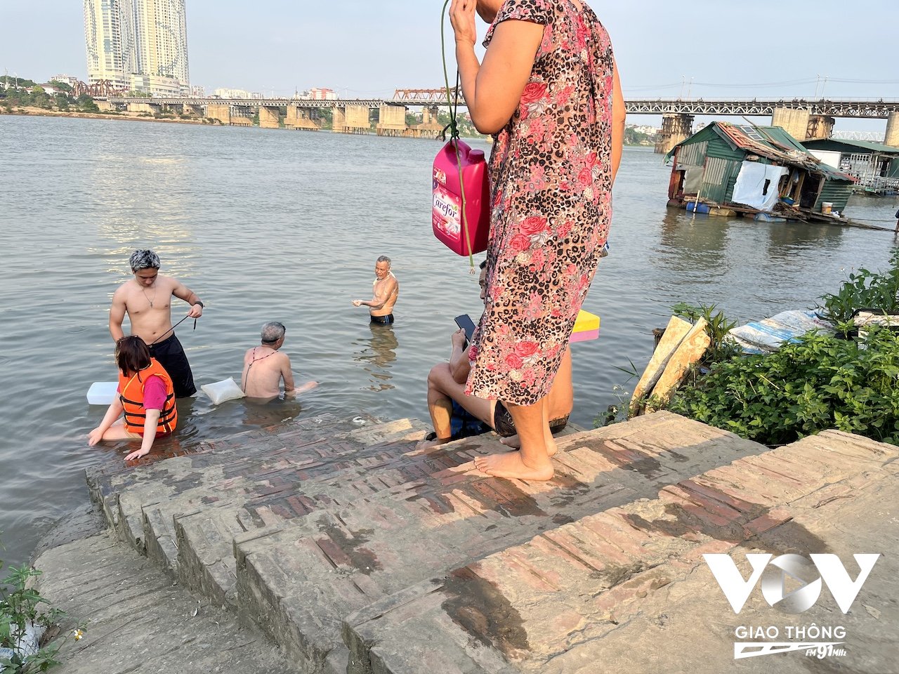 Bộ môn bơi sông thu hút nhiều đối tượng, từ người lớn tuổi, thanh niên, phụ nữ, trẻ nhỏ...