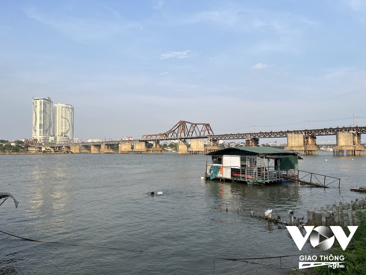 Nhiều người bơi hàng cây số dọc theo sông Hồng