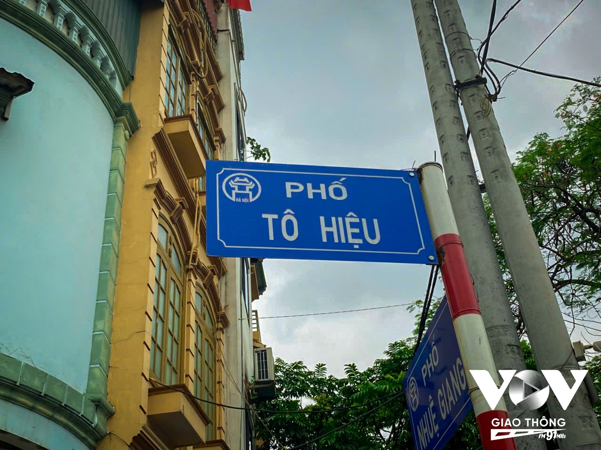 Trước khi sáp nhập với Hà Nội, phố Tô Hiệu vốn là nơi đặt trụ sở của hàng chục cơ quan của tỉnh Hà Tây. Tuy chỉ dài khoảng hơn 1km nhưng đường Tô Hiệu (quận Hà Đông) đang có tới vài trụ sở bị bỏ hoang bao gồm đài truyền hình, cơ quan ngành kiểm sát, kho bạc,.... Theo thống kê, tuyến đường này có 5 cơ sở nhà đất công rộng khoảng 8.000m2 bị bỏ hoang hoặc có sử dụng nhưng không hiệu quả.