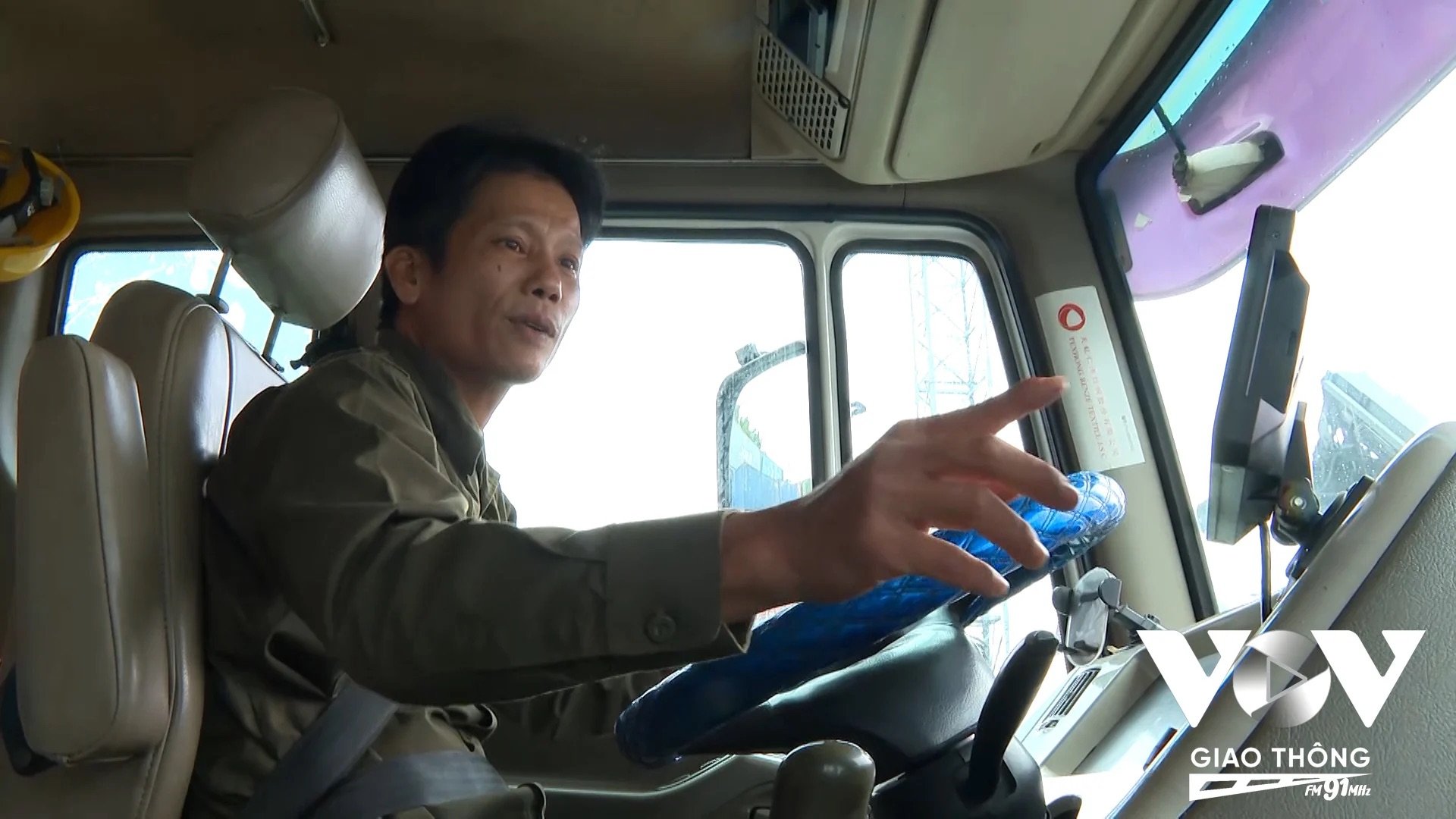 Trong bối cảnh hạ tầng chưa đồng bộ, ùn tắc thường xuyên xảy ra, nhiều tài xế, đặc biệt là lái xe khách, container, bị áp lực vì thời gian làm việc giới hạn và lo lắng bị xử phạt, dẫn đến thiếu hụt tài xế (Ảnh: Nguyễn Sử) Trong bối cảnh hạ tầng chưa đồng bộ, ùn tắc thường xuyên xảy ra, nhiều tài xế, đặc biệt là lái xe khách, container, bị áp lực vì thời gian làm việc giới hạn và lo lắng bị xử phạt, dẫn đến thiếu hụt tài xế (Ảnh: Nguyễn Sử)