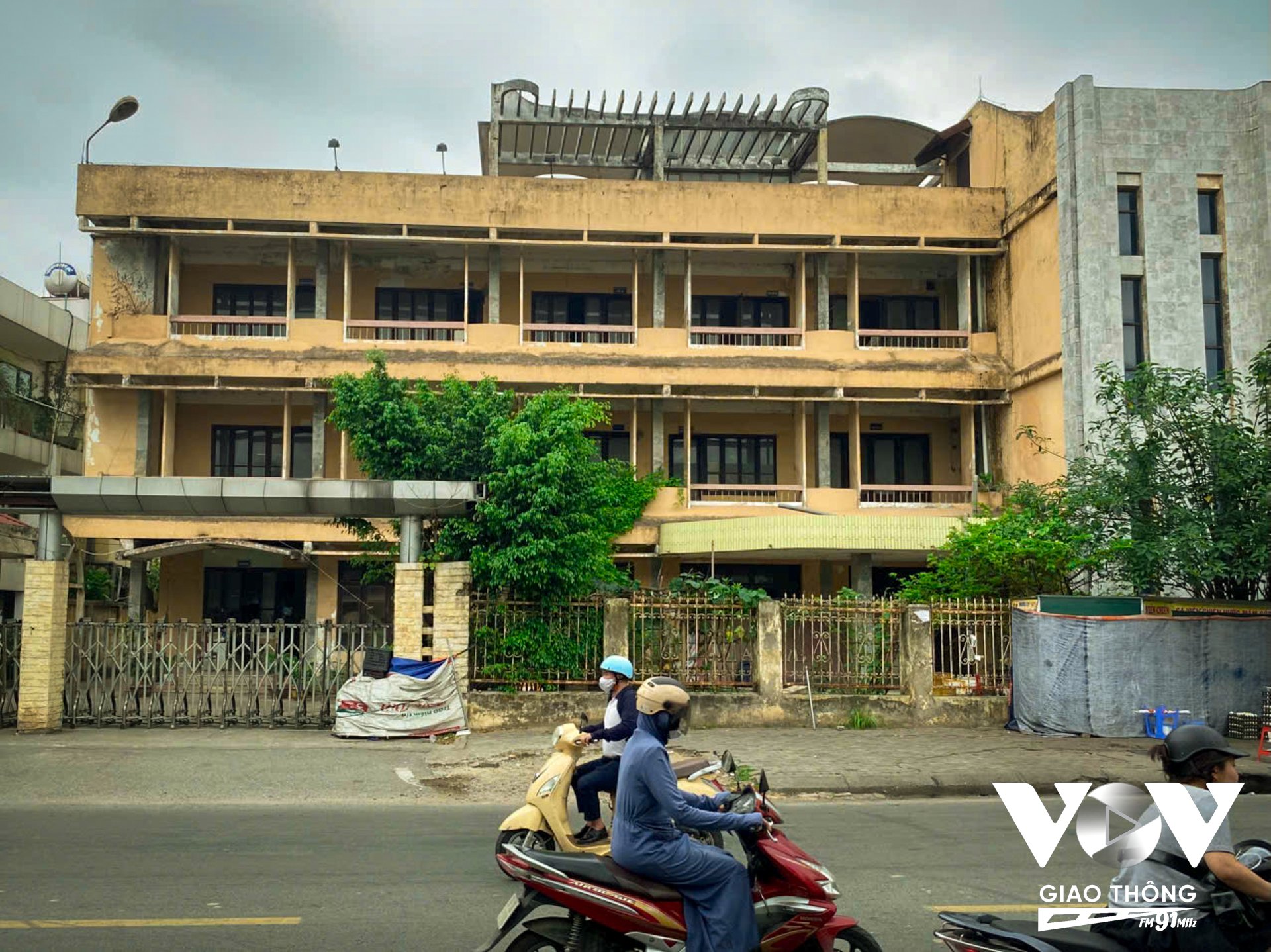 Nằm sát cạnh tòa trụ sở bỏ hoang số 30 Tô Hiệu, tòa nhà số 32 đường Tô Hiệu - nơi từng là Đài Phát thanh và Truyền hình Hà Tây cùng trong tình trạng cửa đóng, then cài, lộ rõ vẻ cũ nát, xuống cấp.