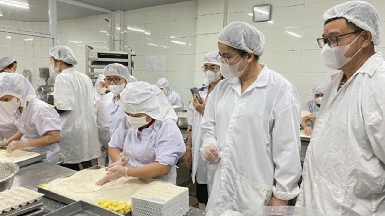 Đoàn kiểm tra liên ngành về an toàn thực phẩm của Hà Nội kiểm tra các cơ sở sản xuất trên địa bàn. Ảnh minh họa: moh.gov.vn