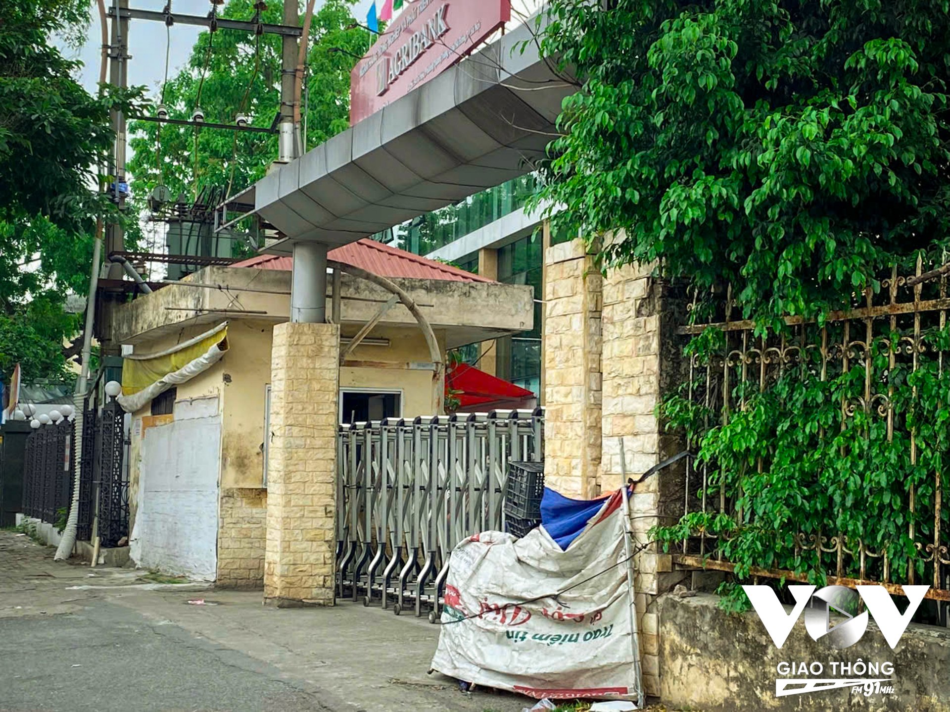 Cổng chính bị rơi rụng một mảng lớn, được tận dụng làm nơi để đồ.