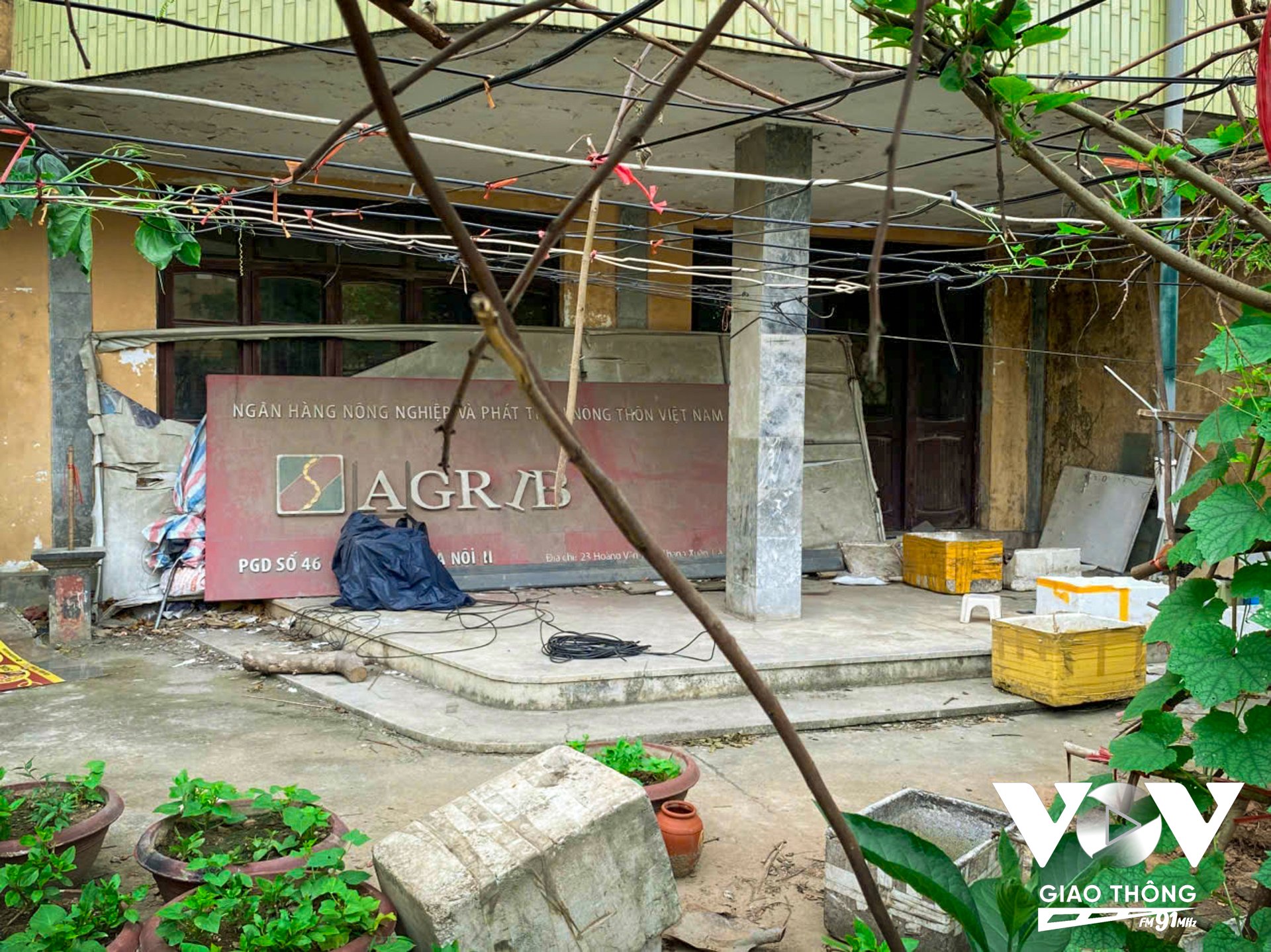 Khu vực sảnh tầng 1 của tòa nhà này thậm chí còn trở thành nơi tập kết một số loại rác thải như các biển hiệu cũ, thùng xốp không sử dụng.