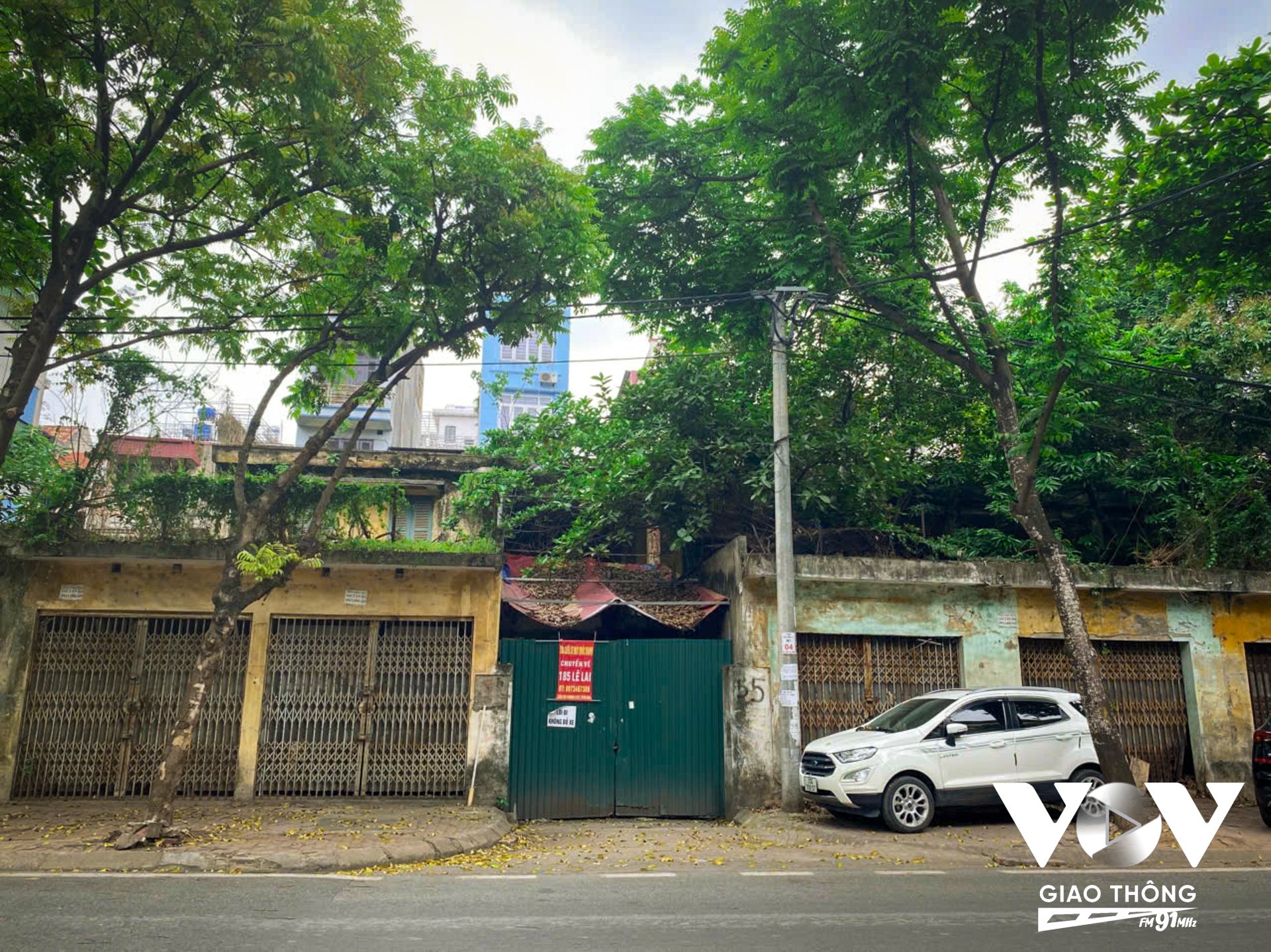 Dọc theo phố Tô Hiệu hai địa chỉ số 29 và 55 cũng đã bị bỏ hoang nhiều năm nay. Số 55 đường Tô Hiệu nơi từng là trụ sở Cục Thống kê thành phố Hà Nội cơ sở 2 giờ đây chỉ còn là tòa nhà nhếch nhác, bong tróc, rỉ sét lọt thỏm giữa những tòa kiến trúc khang trang xung quanh.