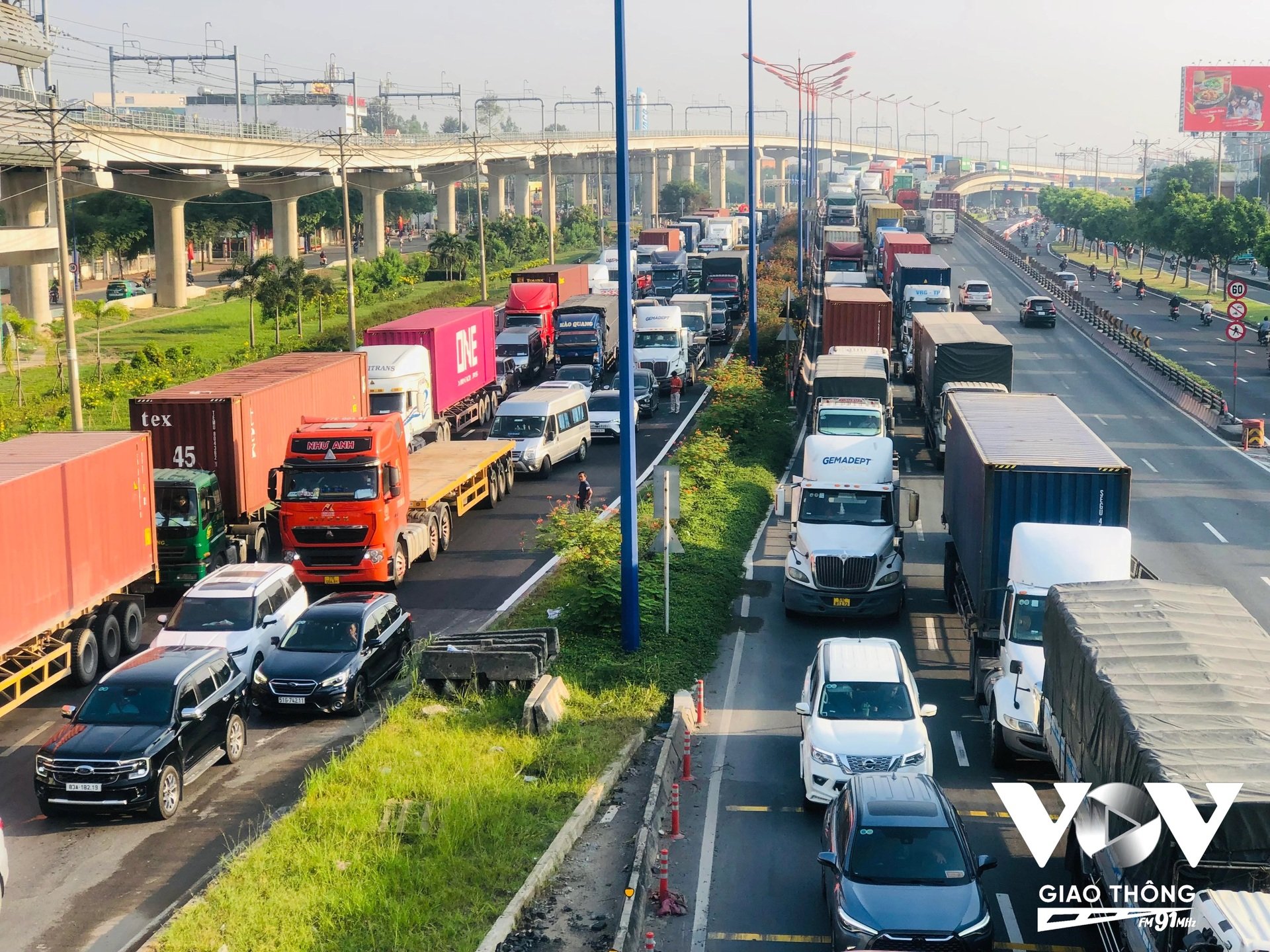 Giới hạn thời gian lái xe kinh doanh vận tải là cần thiết để đảm bảo an, nhưng đặt trong bối cảnh đường sá hiện nay thì dường như trở thành ''phanh hãm'' những chuyến xe đường dài (Ảnh: Nhất Hoàng) Giới hạn thời gian lái xe kinh doanh vận tải là cần thiết để đảm bảo an, nhưng đặt trong bối cảnh đường sá hiện nay thì dường như trở thành ''phanh hãm'' những chuyến xe đường dài (Ảnh: Nhất Hoàng)