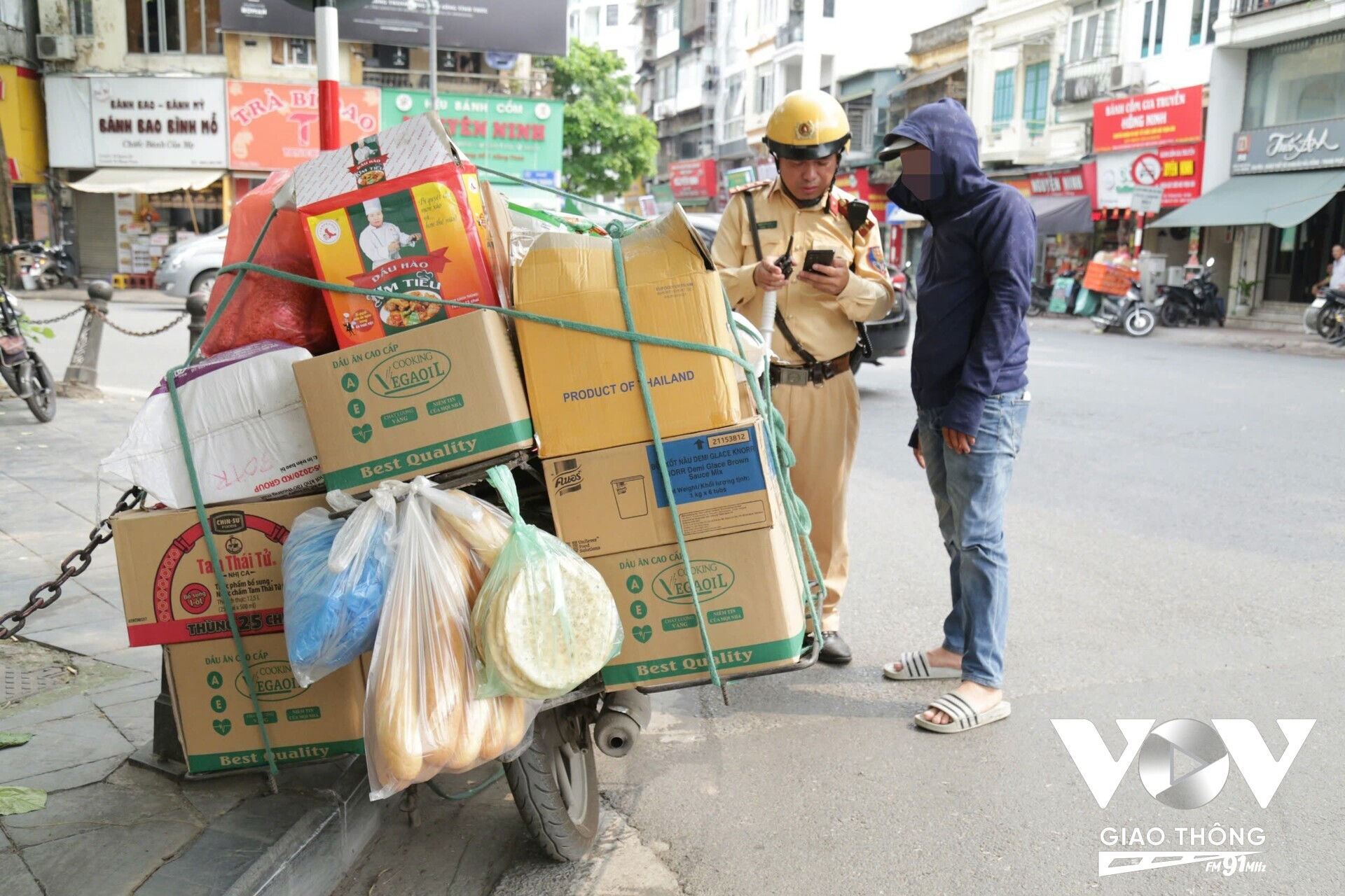Các hành vi như vượt đèn đỏ, đi ngược chiều, điều khiển xe đi lên vỉa hè... sẽ được lực lượng CSGT ghi hình và xử phạt nghiêm