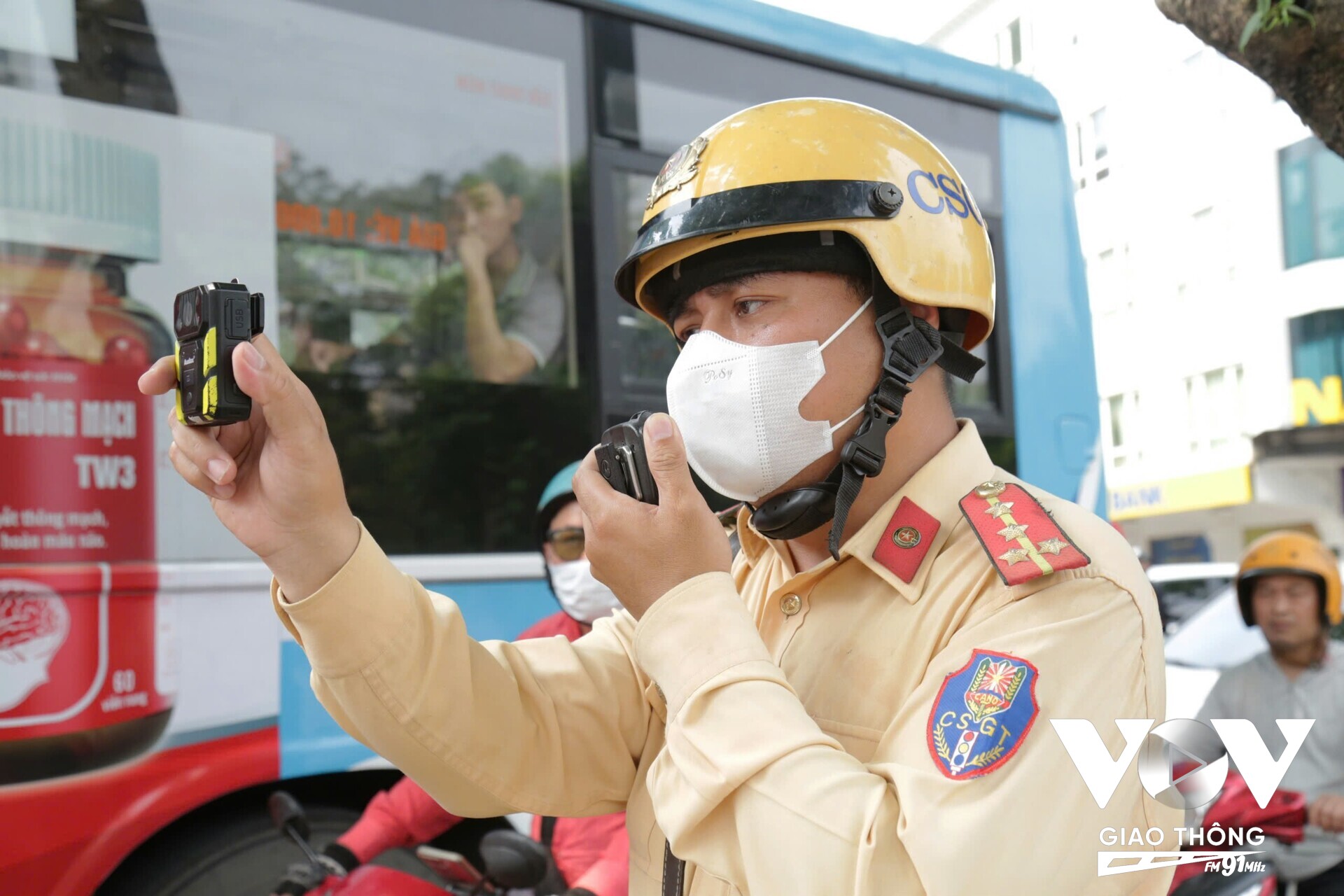 Camera cầm tay chuyên dụng được kết hợp với camera giao thông để xử lý nghiêm các hành vi vi phạm luật giao thông đường bộ