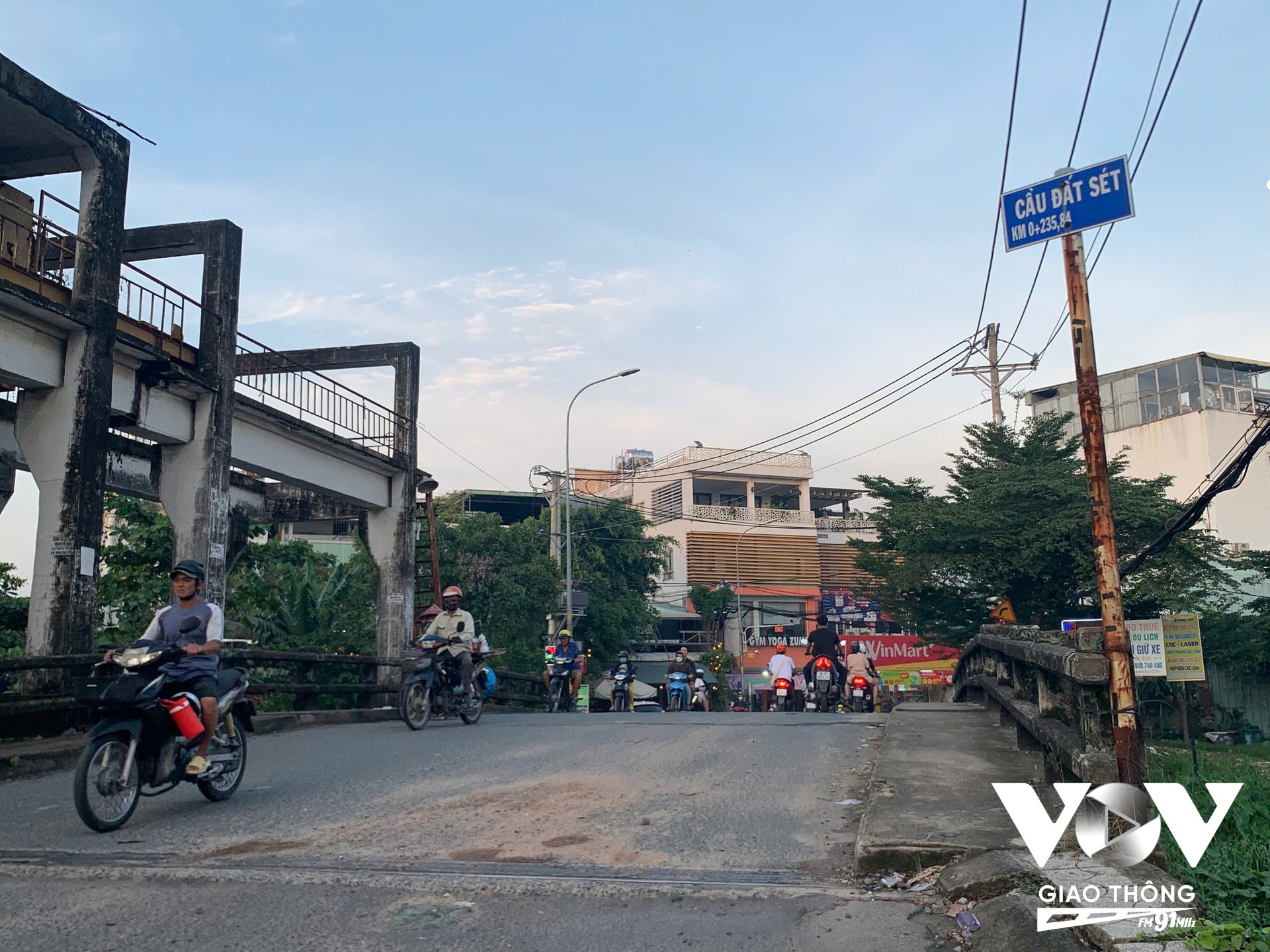 Cầu Đất Sét, điểm giao giữa 2 phường An Phú Đông và Thạnh Lộc (quận 12), hiện đang xuống cấp, trọng tải chỉ 10 tấn nhưng phải gánh nhiều xe vượt trọng tải