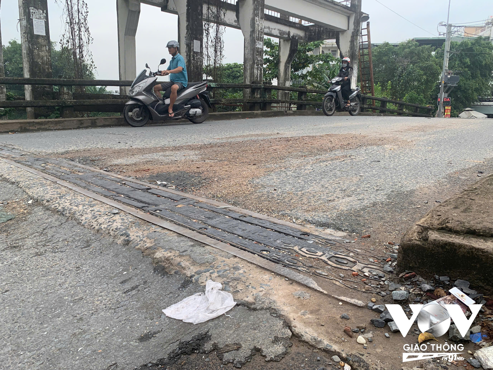 Mố cầu Đất sét đang bị sụp và mặt cầu đang hư hỏng, người dân cho rằng cầu sẽ không chịu nổi khi quá nhiều xe quá tải chạy qua mỗi đem
