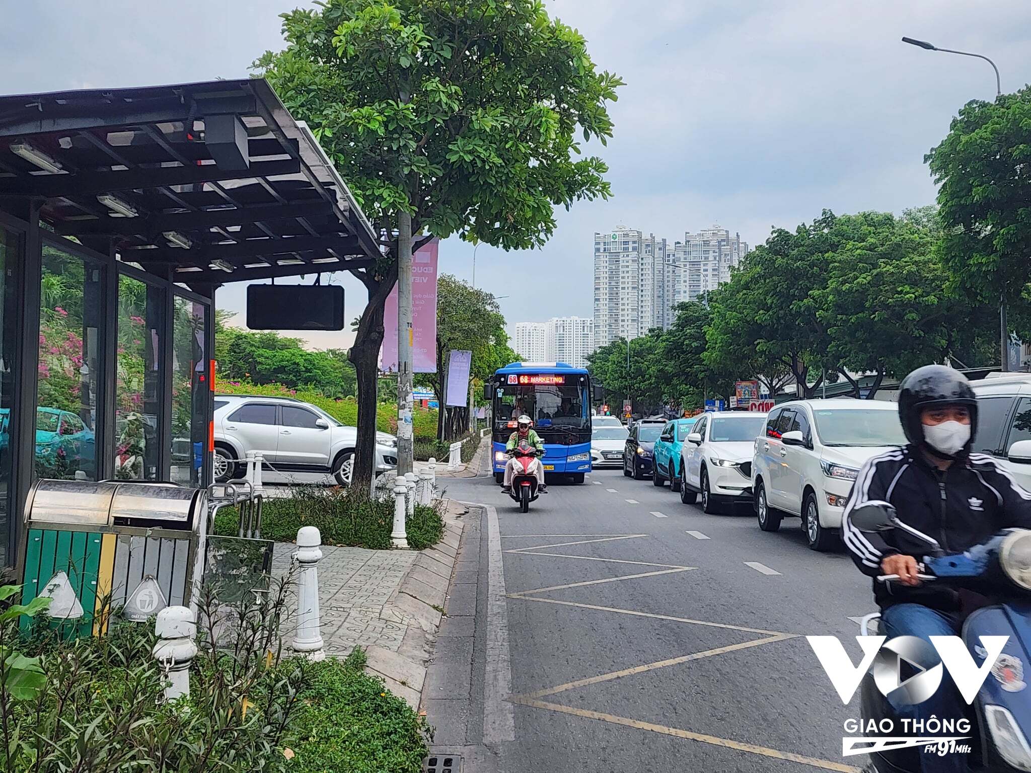 Nhà chờ xe buýt trước cổng Trường Đại học Tôn Đức Thắng, đường Nguyễn Hữu Thọ, quận 7, TP.HCM.