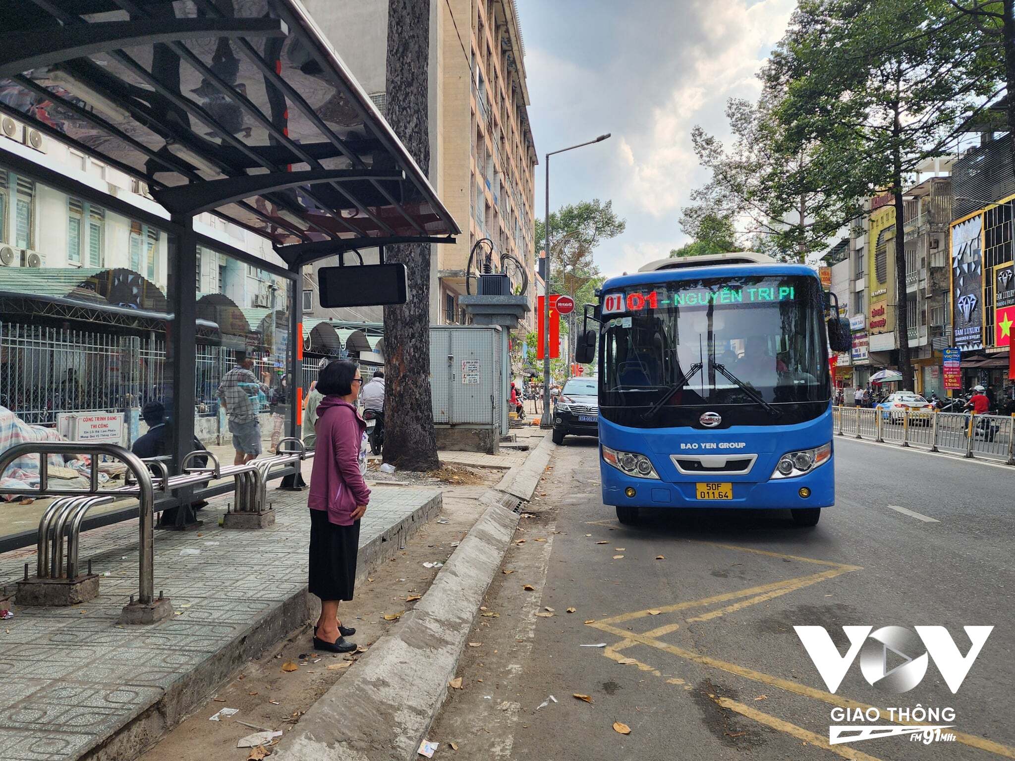 Nhà chờ xe buýt trước cổng Bệnh viện Chấn thương Chỉnh hình, trên đường Trần Hưng Đạo, quận 5, TP.HCM.