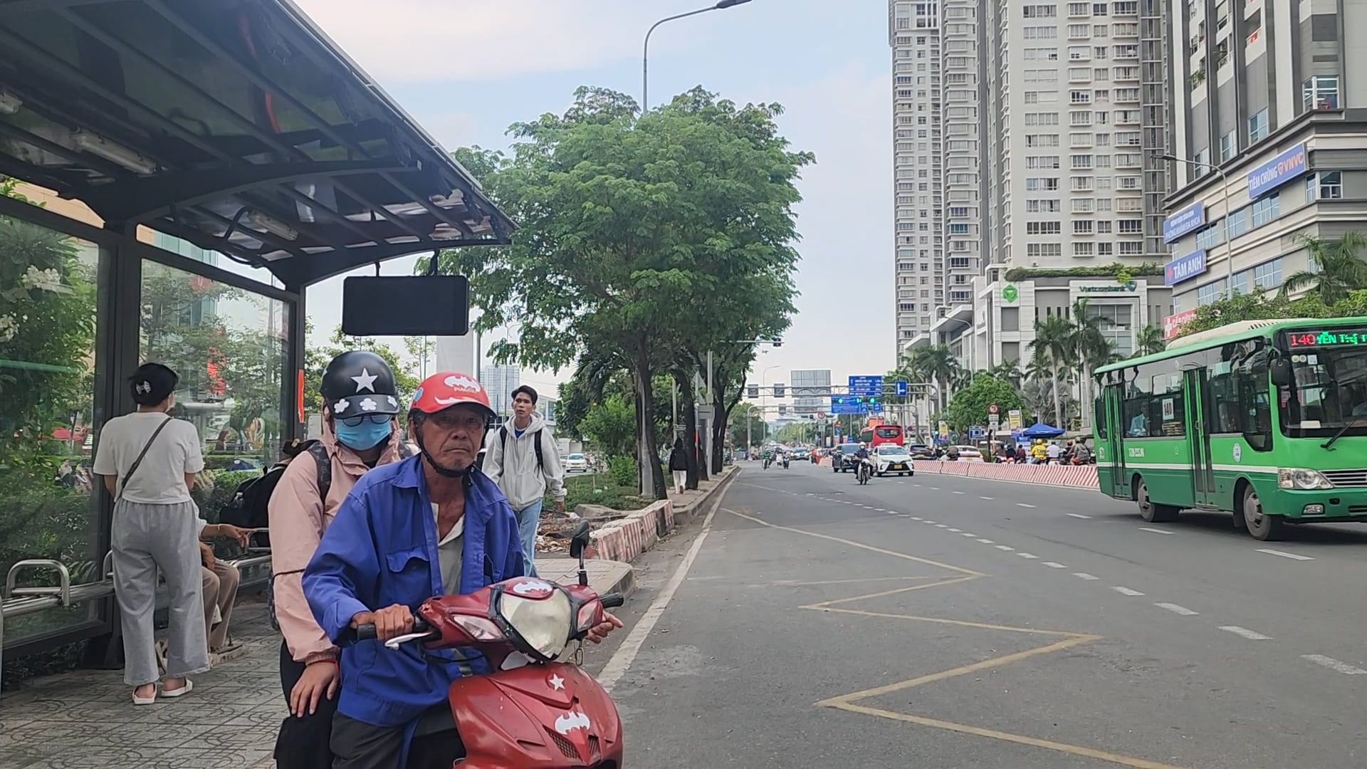 Không biết thời gian xe đến nên hành khách buộc phải đi xe ôm để không trễ công việc