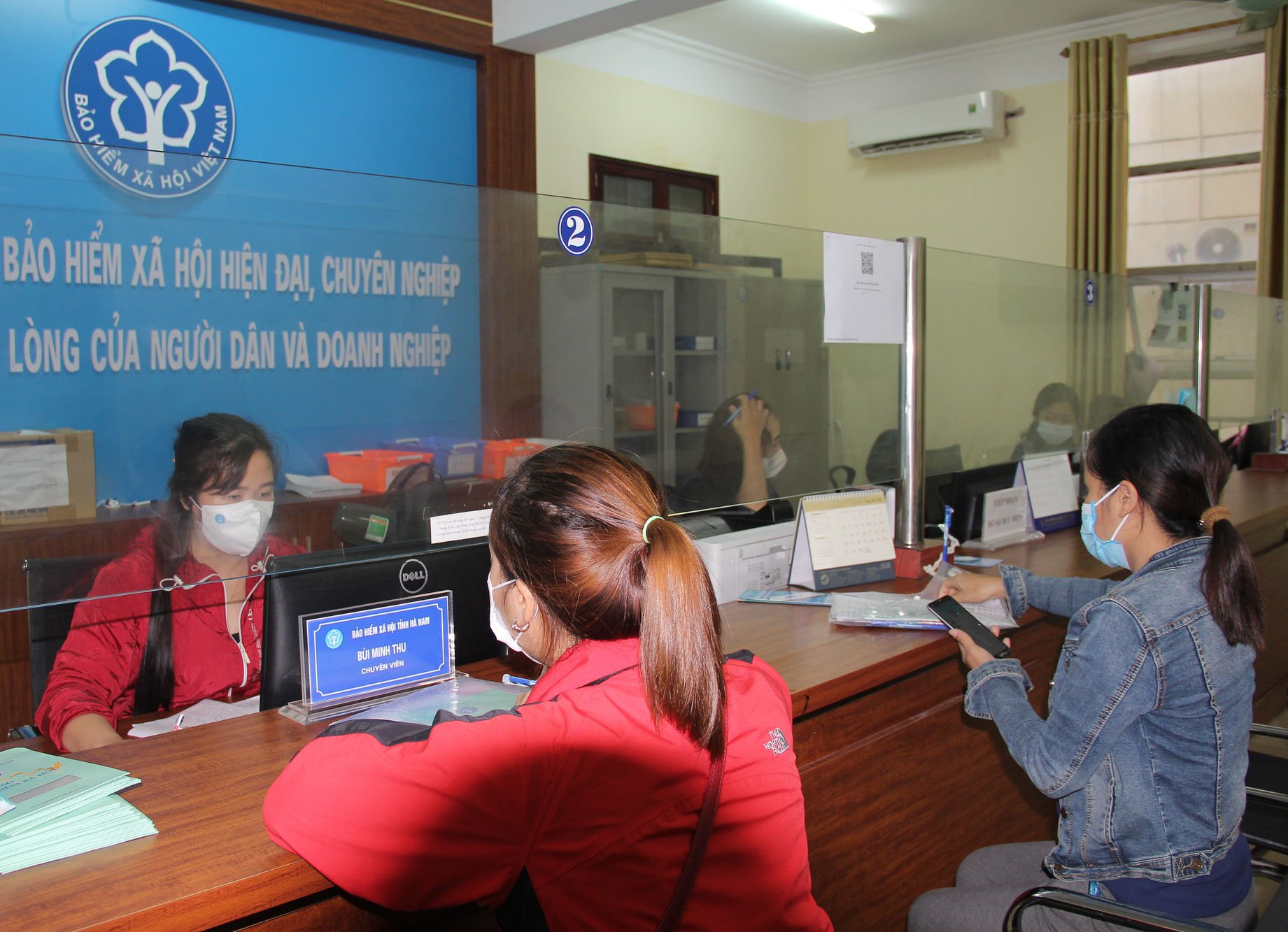 Nhiều đại biểu Quốc hội đề nghị bổ sung thêm đối tượng CBCC tham gia BHTN. (ảnh: chinhphu.vn)