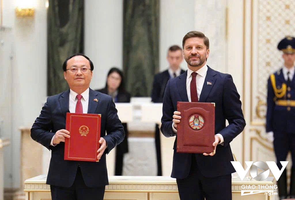 Ông Đỗ Tiến Sỹ, Tổng Giám đốc Đài TNVN và ông Ivan Eismont, Tổng Giám đốc Đài Phát thanh Truyền hình Quốc gia Belarus