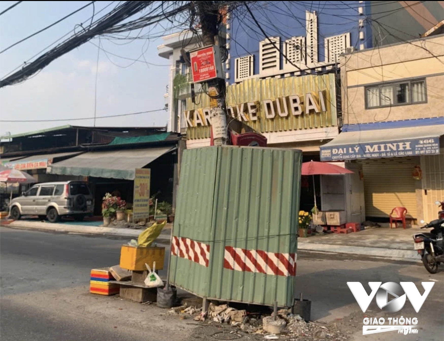 Trước đó, những trụ điện với dây điện, cáp viễn thông án ngữ giữa đường Dương Quảng Hàm gây mất an toàn giao thông.