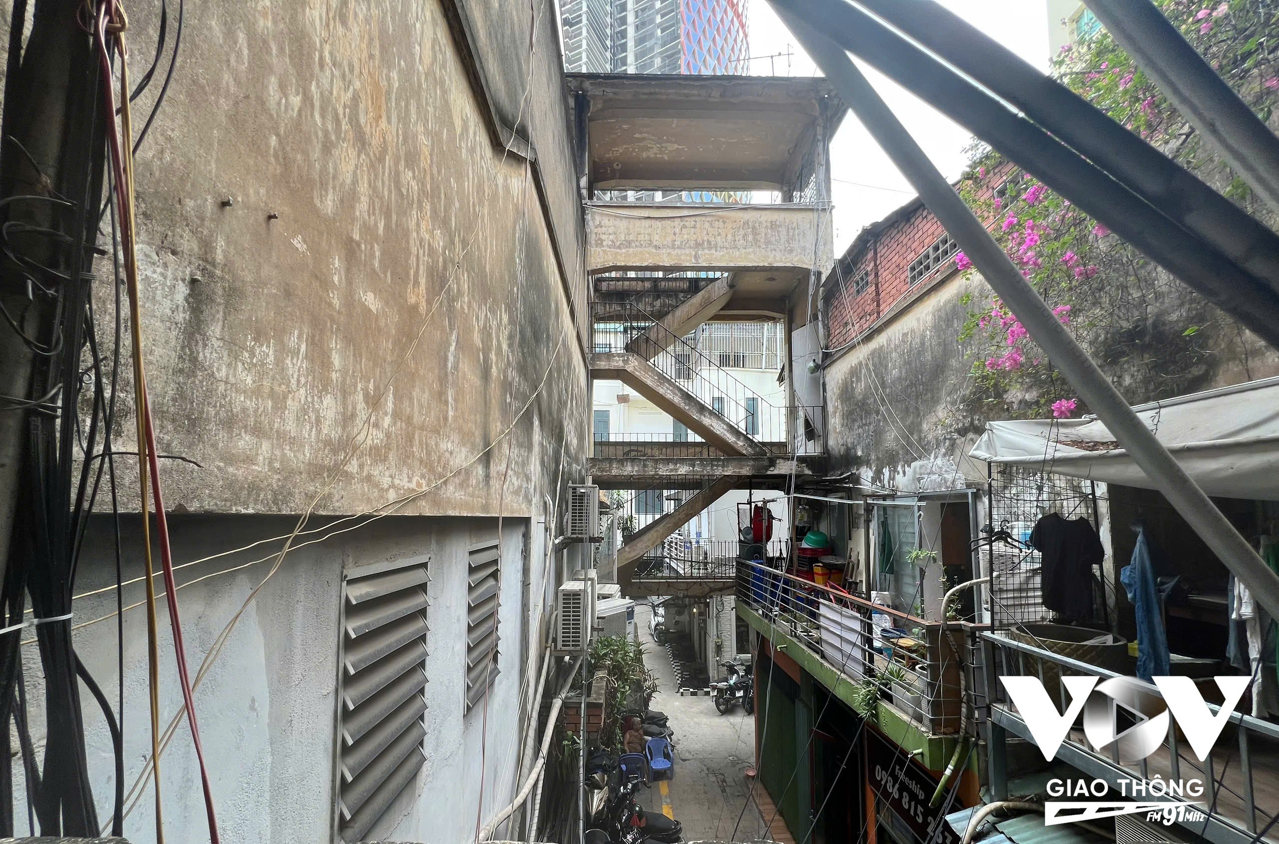 Hệ cầu thang như mê cung, khiến bất cứ ai lần đầu đặt chân đến đây cũng không khỏi bối rối