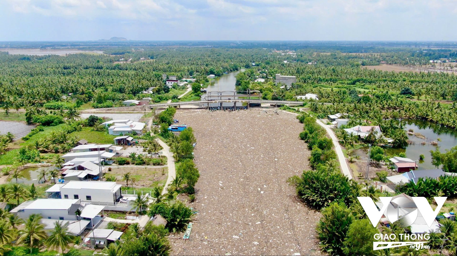 Không chỉ rác thải, mùi hôi, mà ô nhiễm còn kéo theo sự gia tăng của ruồi muỗi và nguy cơ bùng phát dịch bệnh