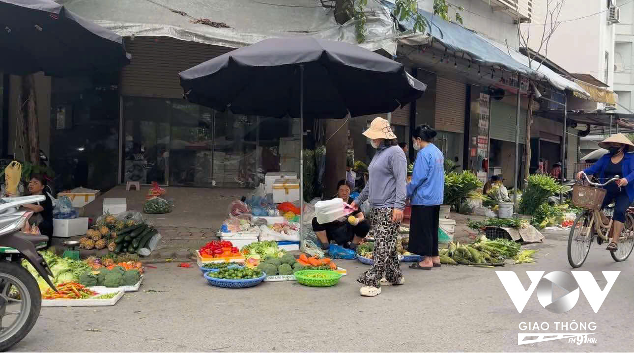 Mọi khoảng trống trên vỉa hè đều được 'tận dụng'