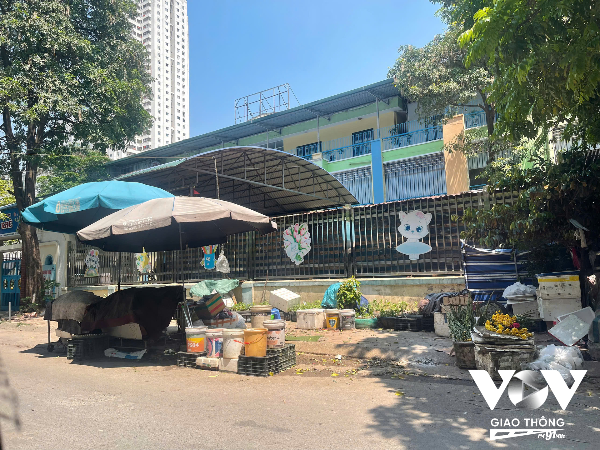 Nhiều người dân phản ánh vì tình trạng nhếch nhác, mùi hôi thối từ khu chợ hay mất an toàn giao thông, gây ùn tắc