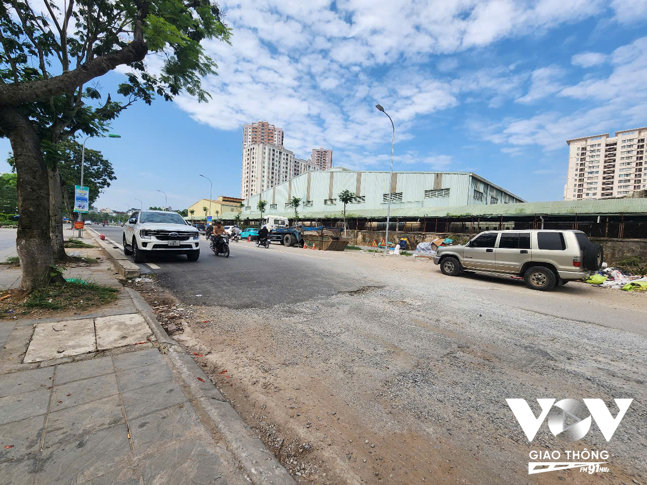 Điểm nguy hiểm nhất là phần chênh lệch độ cao giữa đoạn đường đã thi công và phần chưa hoàn thành – dao động từ 10 đến 15 cm