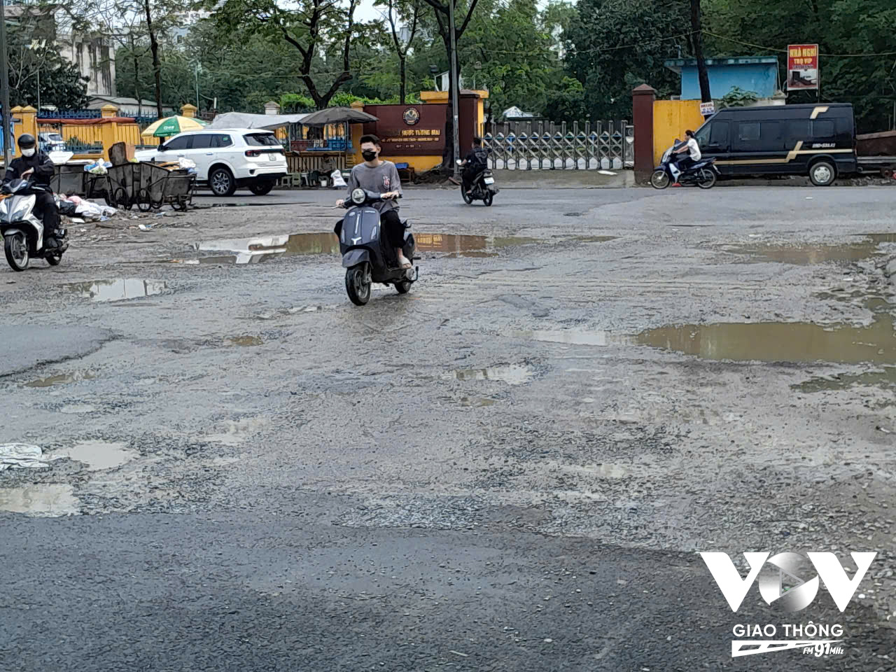 Đoạn 20m chưa thi công tiếp giáp với đường Nguyễn Đức Cảnh không chỉ tạo thành ổ gà, ổ voi mà mỗi khi trời mưa tạo thành những vũng nước, nguy cơ tai nạn rất cao