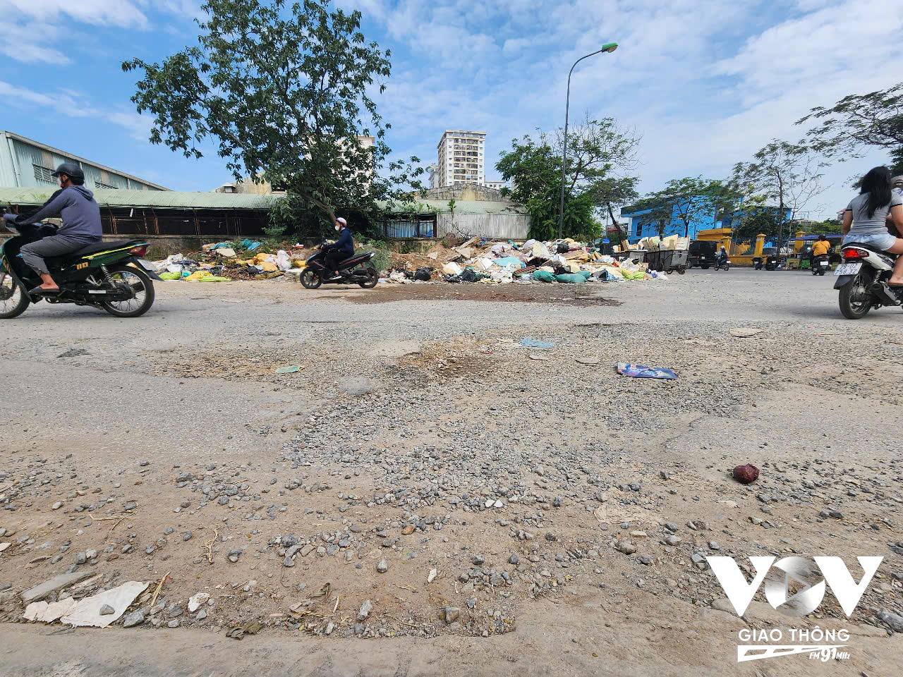 Dù phần lớn tuyến đường đã được thi công hoàn thiện và đưa vào sử dụng từ cuối năm 2024, chỉ còn khoảng 20 mét, đoạn giáp với đường Nguyễn Đức Cảnh lại bị bỏ dở, tạo ra nhiều ổ voi, ổ gà