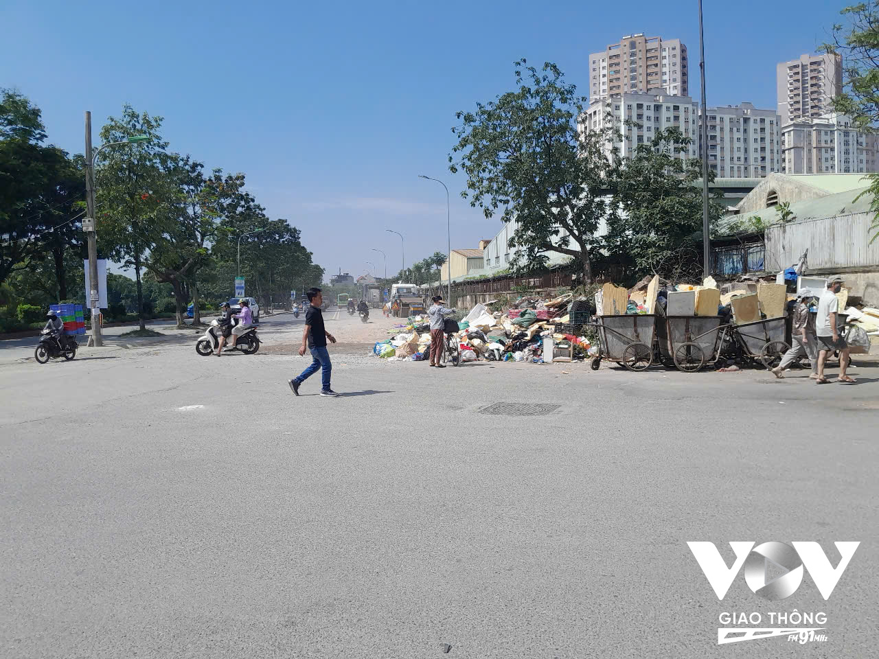 Nắng thì bụi, mưa thì ngập, rác với đủ thứ phế thải người dân đổ ra