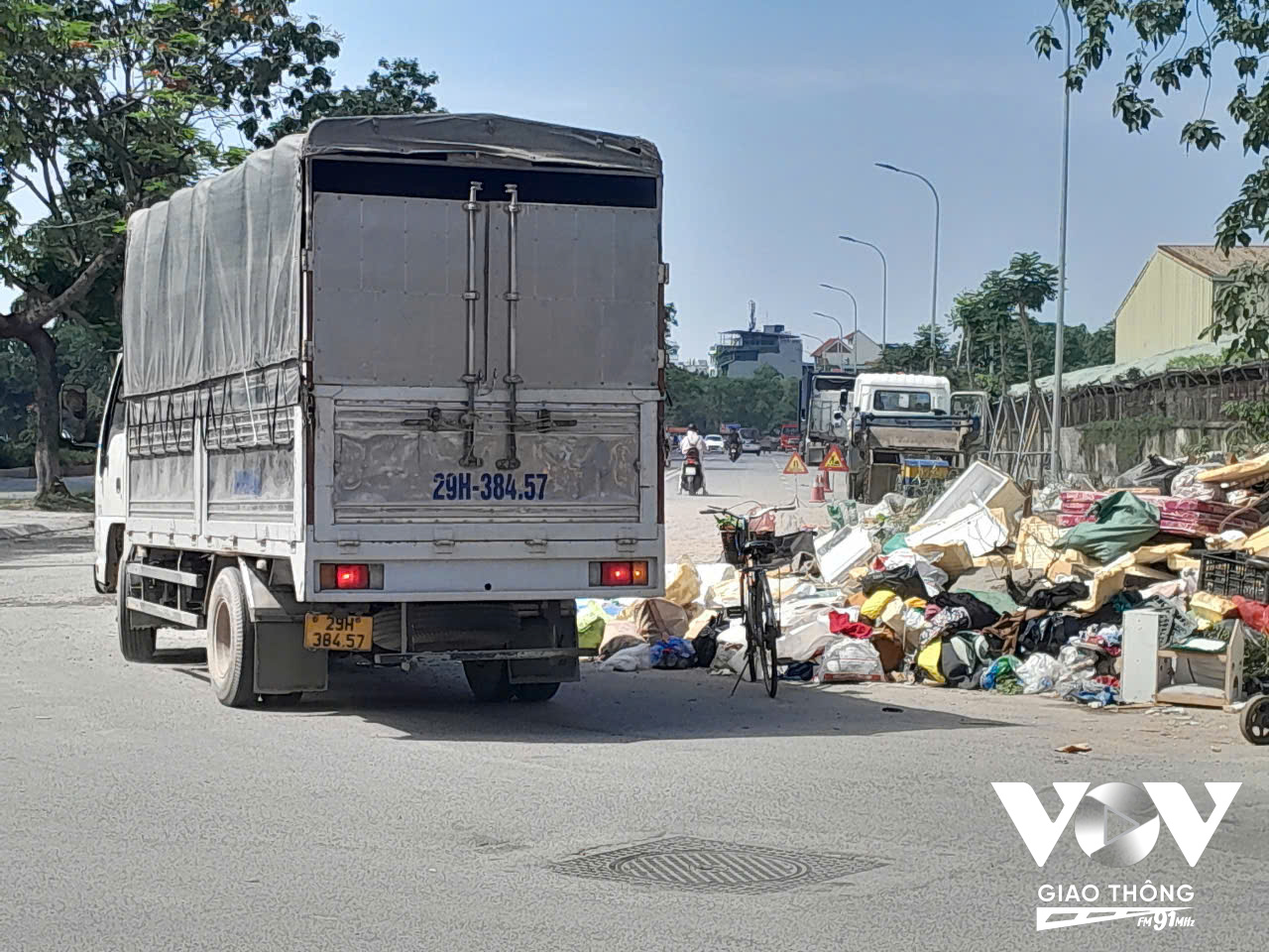 Rác thải, phế thải đổ trộm tràn ra cả lòng đường, khiến việc đi lại gặp nhiều khó khăn và ô nhiễm môi trường