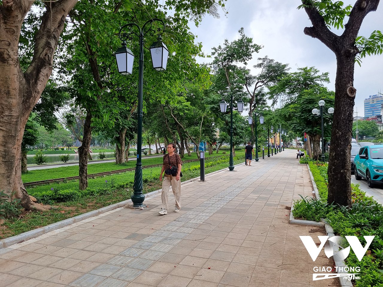 Gói thầu chỉnh trang hè phố Lê Duẩn, cổng, hàng rào công viên Thống Nhất có tổng mức đầu tư hơn 14 tỷ đồng, do Ban Quản lý dự án đầu tư xây dựng quận Hai Bà Trưng triển khai thực hiện (Ảnh: Minh Hiếu)