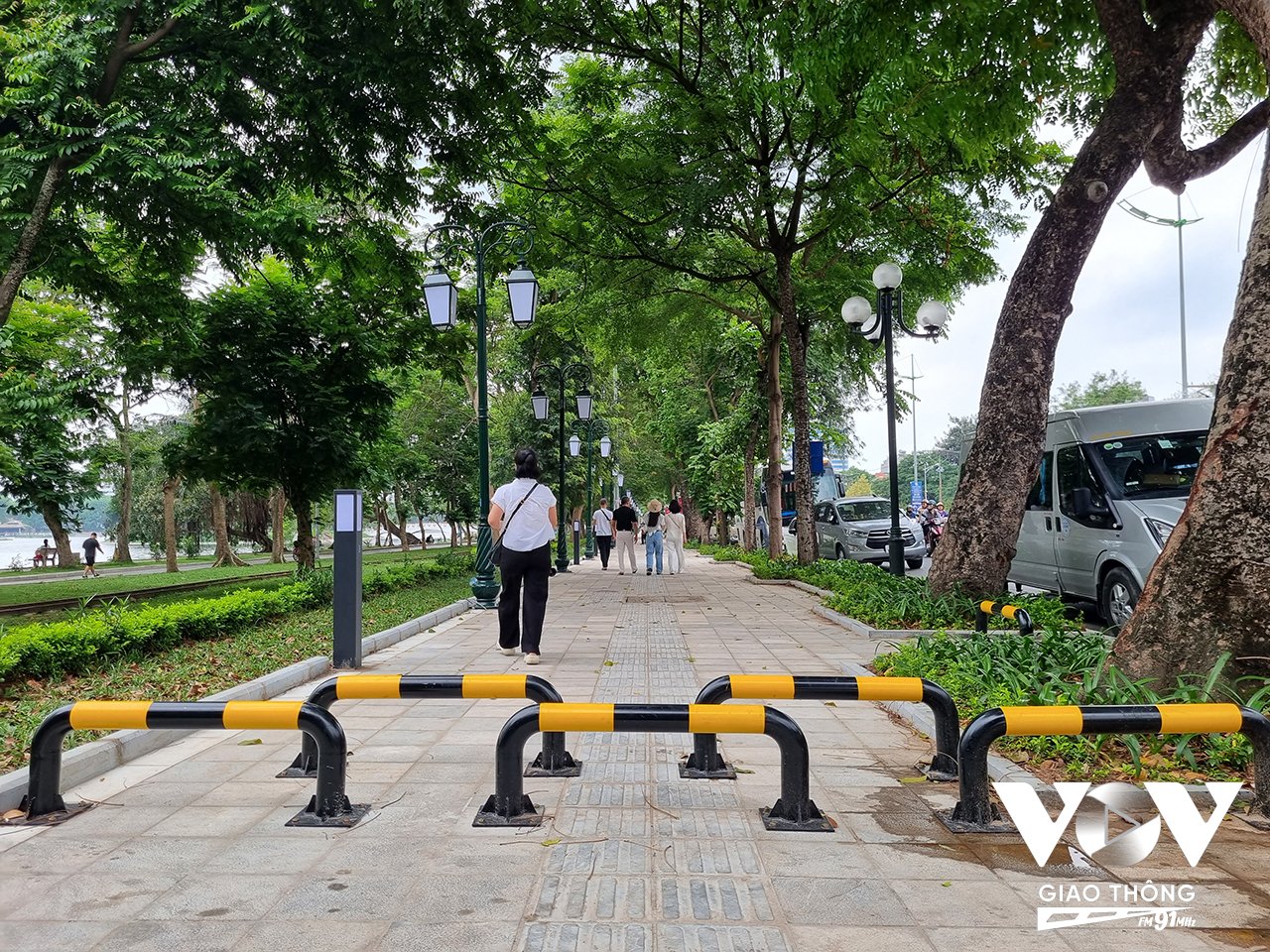 Vỉa hè mới thuận tiện cho khách tham quan, người đi bộ, người sử dụng xe buýt nhưng lại ''bỏ quên'' người khuyết tật, khi barie cắm thẳng xuống lối vào đường cho xe lăn (Ảnh: Minh Hiếu)