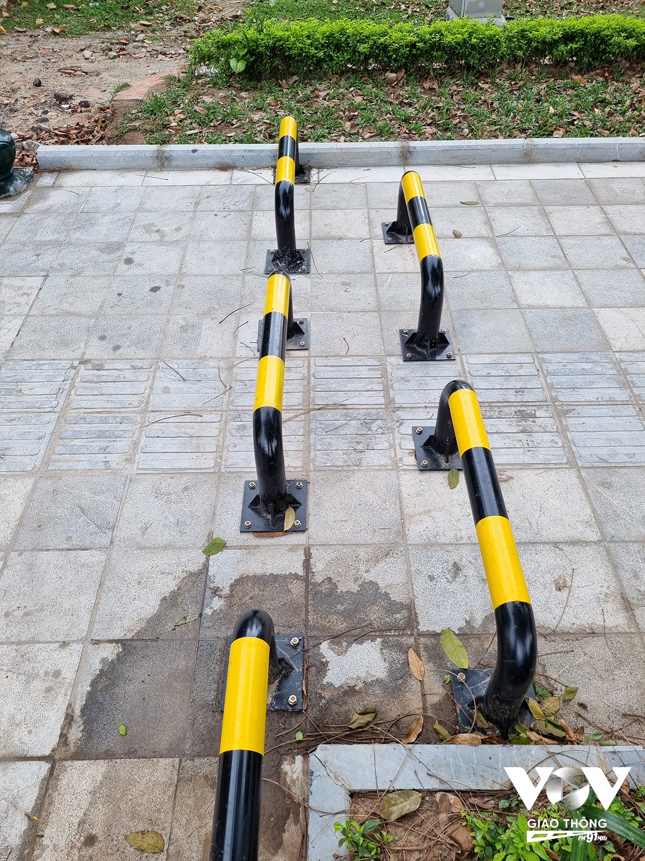 Các lối lên xuống vỉa hè đều có barie ngăn xe máy, được bố trí so le, mỗi đoạn cách nhau khoảng 30 - 40cm (Ản:- Minh Hiếu)