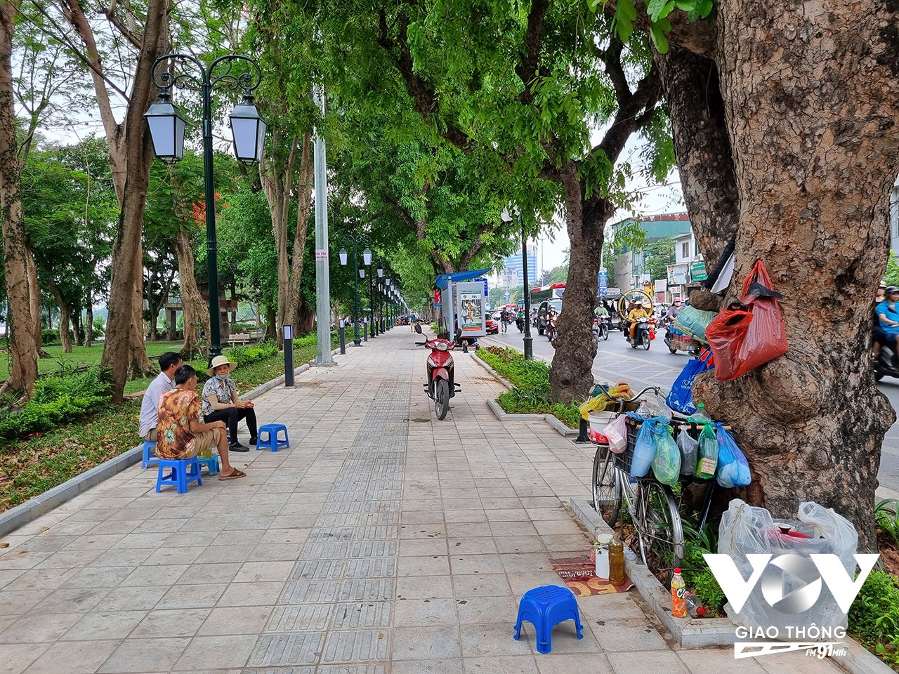Nhưng bằng một cách nào đó vẫn có xe máy lác đác trên vỉa hè, và tình trạng bán hàng rong lấn chiếm (Ảnh: Minh Hiếu)
