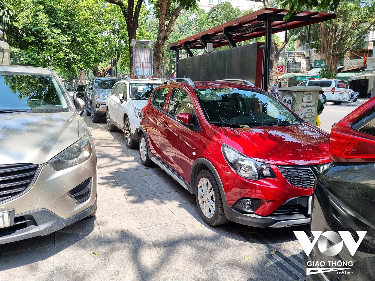 Không chỉ trên vỉa hè đường Lê Duẩn mà nhiều tuyến đường khác ở Hà Nội, người khuyết tật hiếm khi sử dụng được đường dành riêng cho mình vì lỗi kỹ thuật hoặc bị chiếm dụng (Ảnh: Minh Hiếu)
