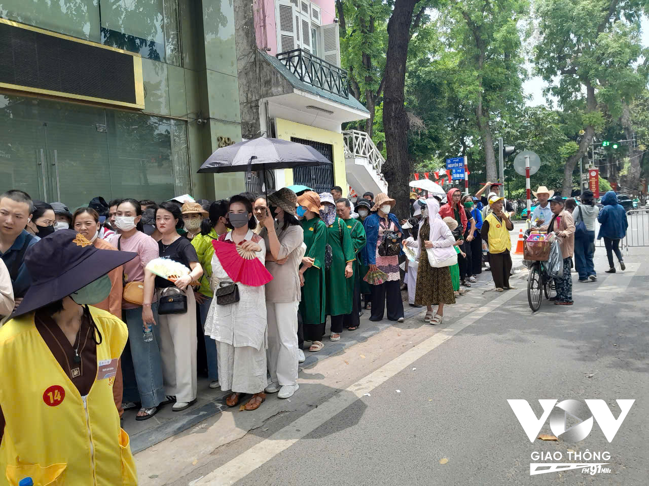 Dòng người xếp hàng dài từ sáng sớm để chiêm bái xá lợi Phật.