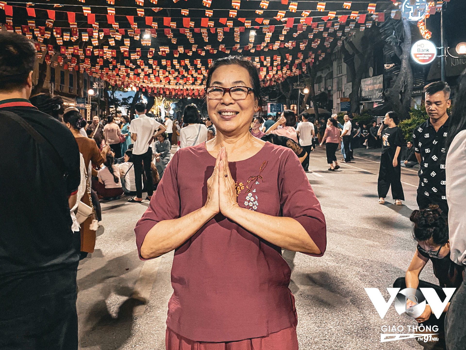 Bà Bùi Thị Lan đến từ Hải Dương không khỏi xúc động bày tỏ: 'Ngày hôm nay là ngày trọng đại nhất trong đời tôi, năm nay tôi cũng ngoài 70, lần đầu tiên được chiêm bái xá lợi Phật, cảm xúc sung sướng vô cùng, xúc động lắm. Tôi đi từ Hải Dương từ tối qua đến chùa Quán Sứ, nhưng mà chưa được vào, nên hôm nay tôi quay lại chùa Quán Sứ xếp hàng từ 17h chiều'.