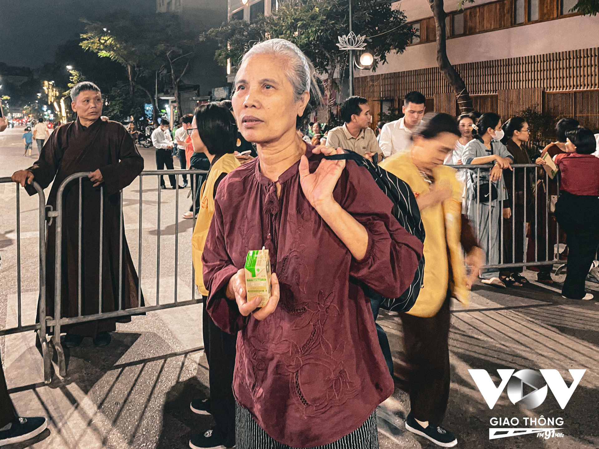 Bà Hoàng Thị Thanh ở Hà Đông cho biết: 'Tôi đi từ sáng mà thấy đông quá nên quay về, định chiều tối mới đi mà vẫn đông quá. Tôi năm nay cũng ngoài 70 rồi, được chiêm bái xá lợi Phật cũng cảm thấy mãn nguyện'
