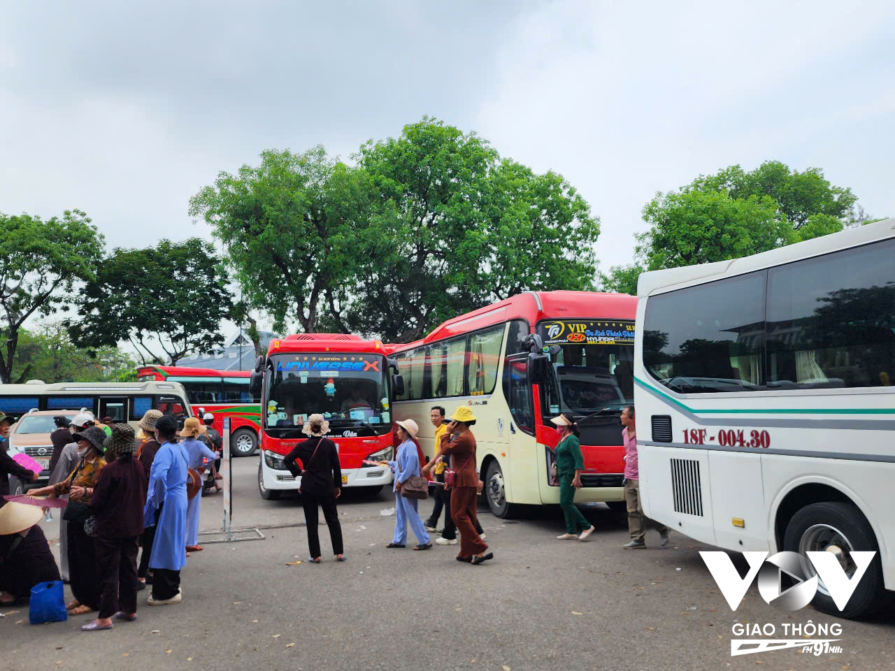 Các đoàn Phật tử từ nhiều tỉnh, thành về chiêm bái xá lợi Phật tại Hà Nội.