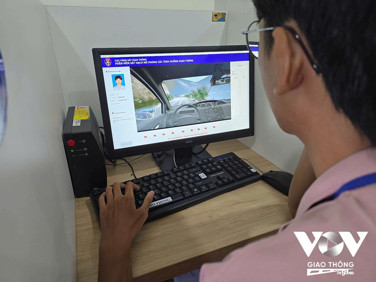 Học viên thực hiện phần thi mô phỏng các tình huống giao thông