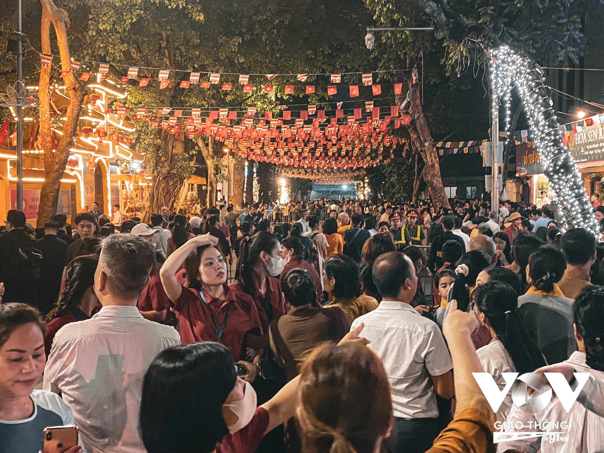 Đồng thời, hỗ trợ người già yếu, phát nước miễn phí và kiểm soát số lượng người vào theo từng lượt nhỏ để đảm bảo không gian chiêm bái thanh tịnh
