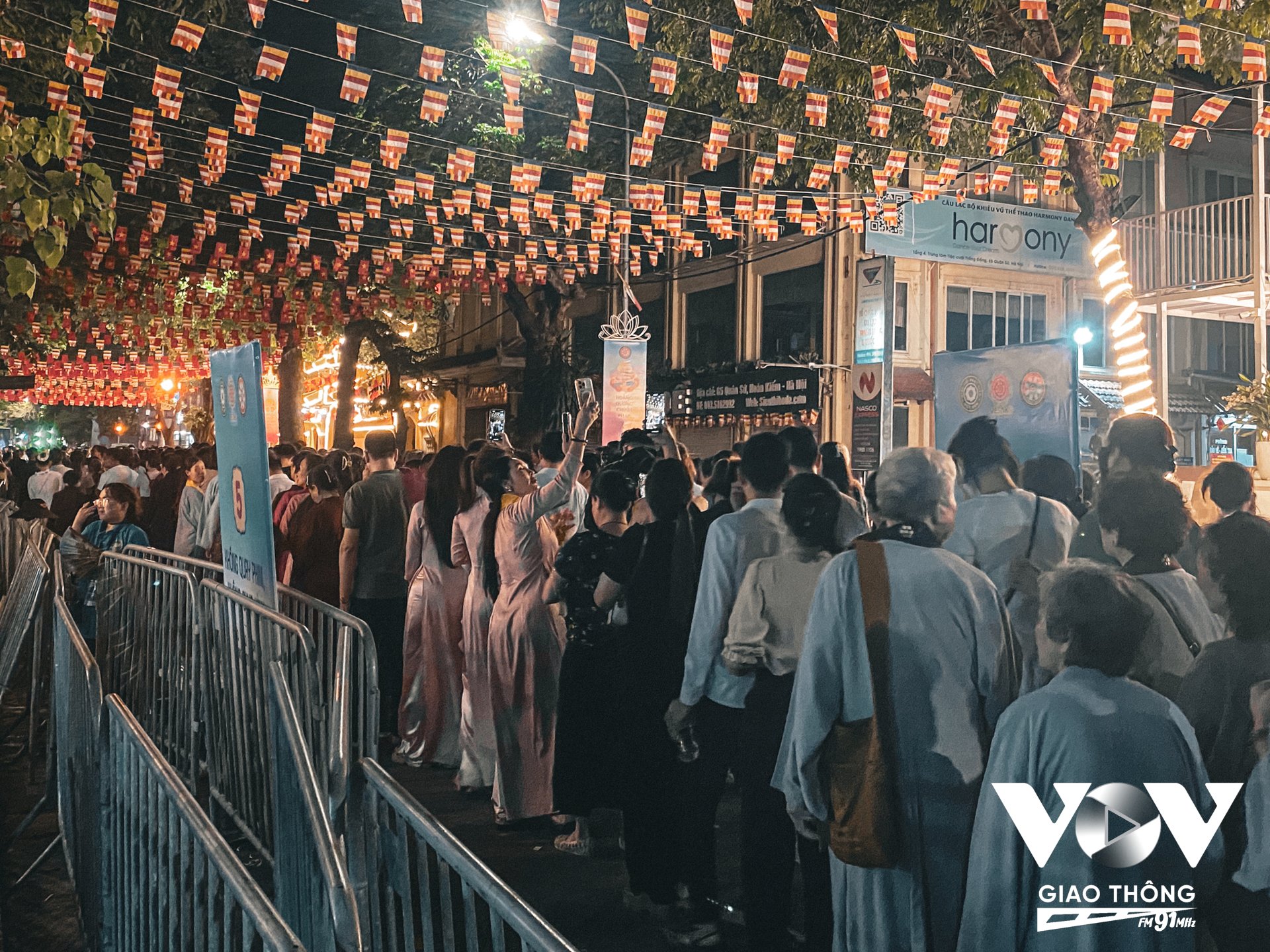 Đến hơn 0h ngày 15/5, dòng người vẫn kéo dài, nối nhau thành hàng, chờ đợi đến lượt vào chiêm bái xá lợi Đức Phật