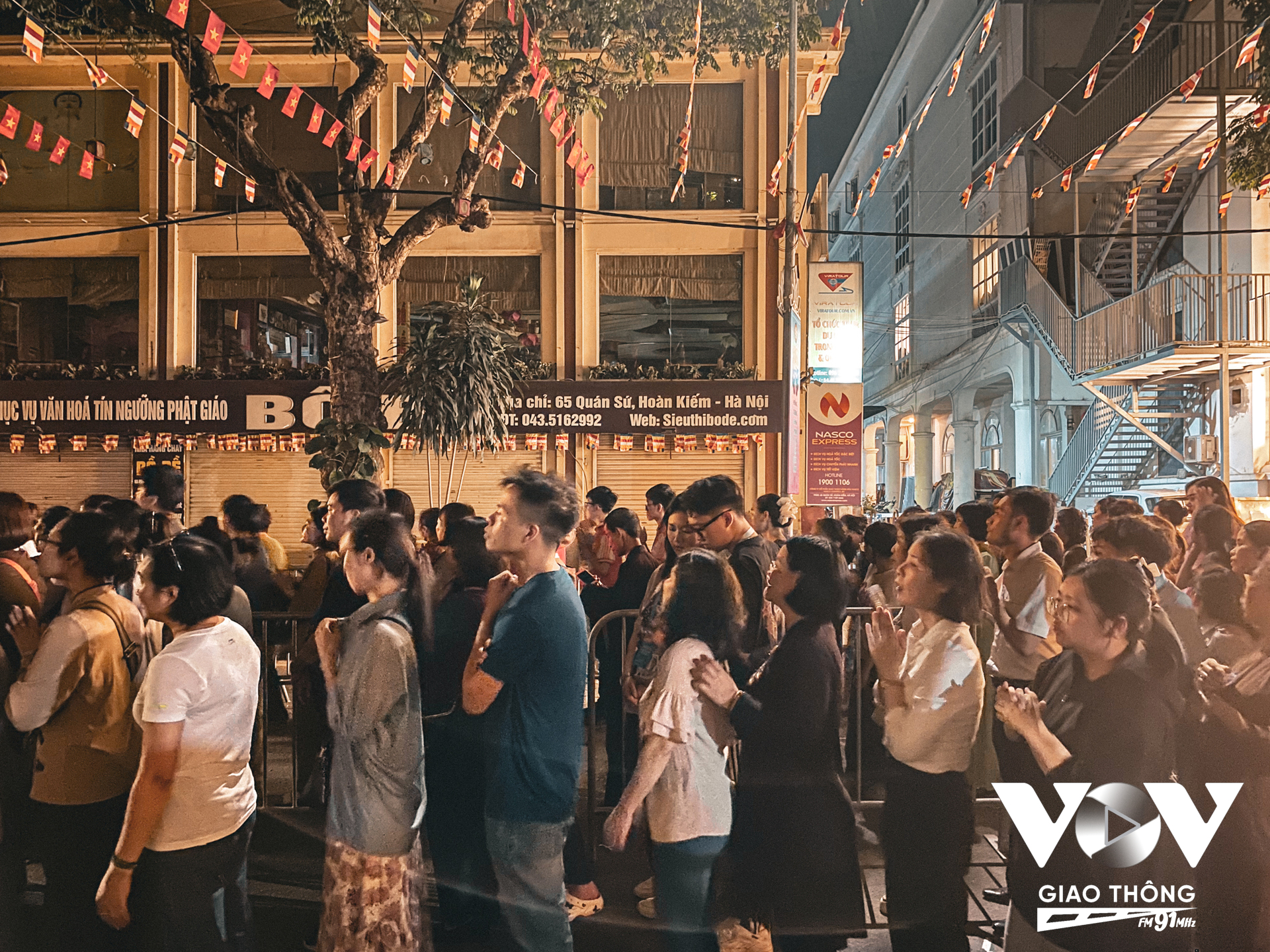 Theo ghi nhận của PV, đến 23h tối 14/05, phố Quán Sứ - Trần Hưng Đạo - Lý Thường Kiệt (quận Hoàn Kiếm, Hà Nội) gần như không còn chỗ trống