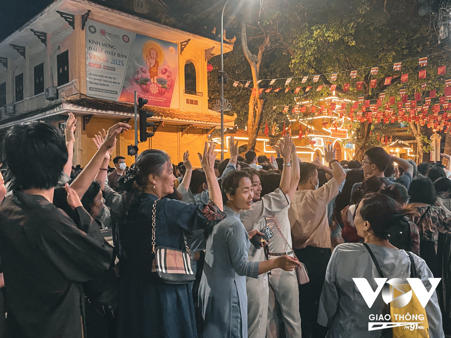 Càng về khuya, lượng người đổ về chùa Quán Sứ mỗi lúc một đông, khiến khu vực quanh ngôi chùa cổ kính giữa lòng thủ đô dường như không còn chỗ trống
