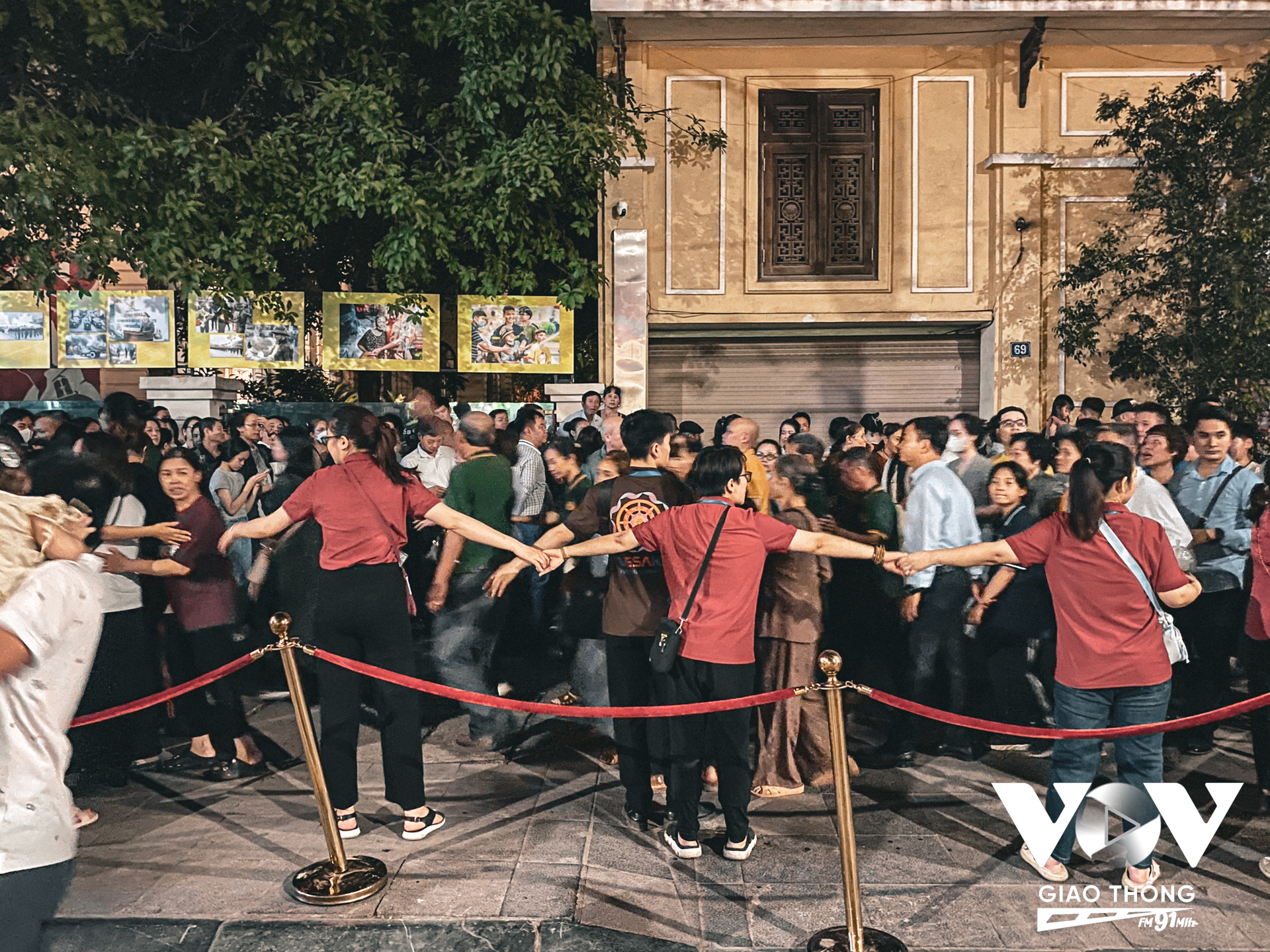 Dọc các tuyến đường dẫn vào chùa Quán Sứ, lực lượng công an, CSGT, dân phòng cùng tình nguyện viên có mặt xuyên đêm để giữ gìn trật tự và điều phối dòng người
