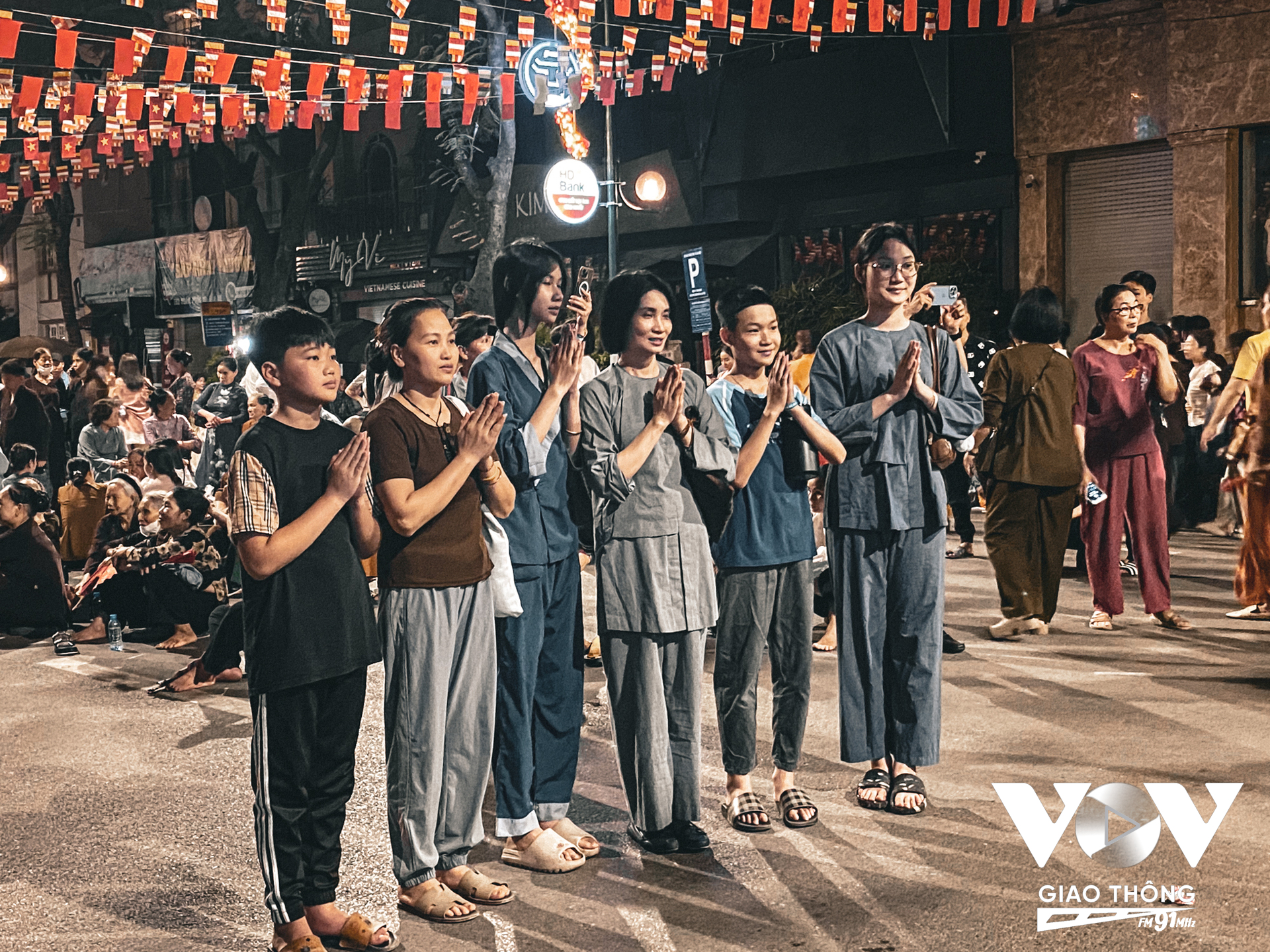Nhiều người dân không thể xếp hàng, buộc phải dừng lại phía bên ngoài, đứng sau hàng rào an ninh, tay chắp trước ngực, mắt hướng vào bên trong vái vọng