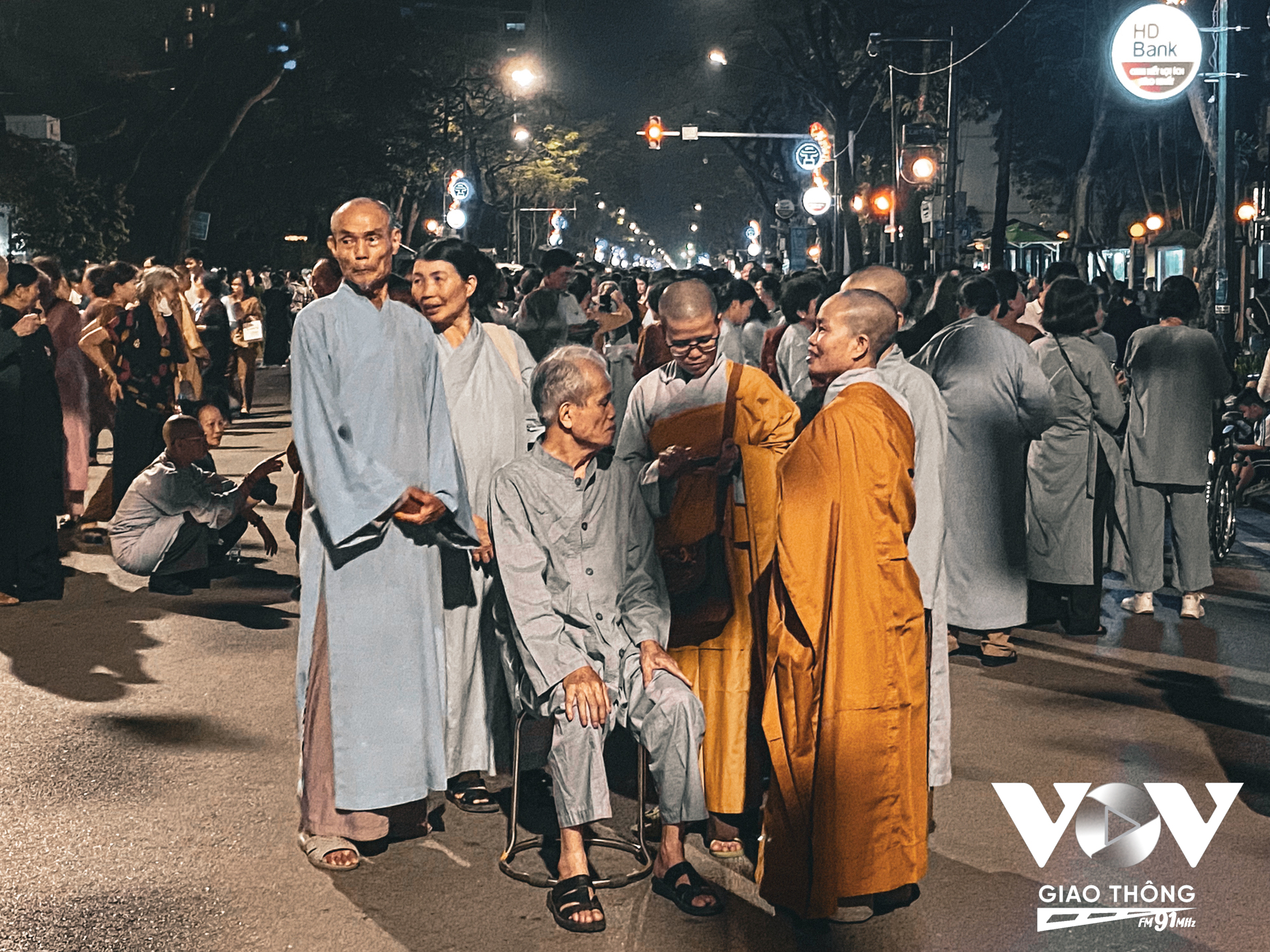 Ông Phạm Quang Bản cùng phái đoàn Chùa Vân Hội (Vĩnh Phúc) cho biết: 'Tôi thấy quá linh thiêng, quá hạnh phúc khi được vào chiêm bái xá lợi Phật. Tôi năm nay 80 tuổi rồi, lúc chờ thì thấy mệt nhưng vào được cái người tỉnh táo hẳn, tinh thần quên đi mệt mỏi. Có đức Phật thì mình mới được như ngày hôm nay'.